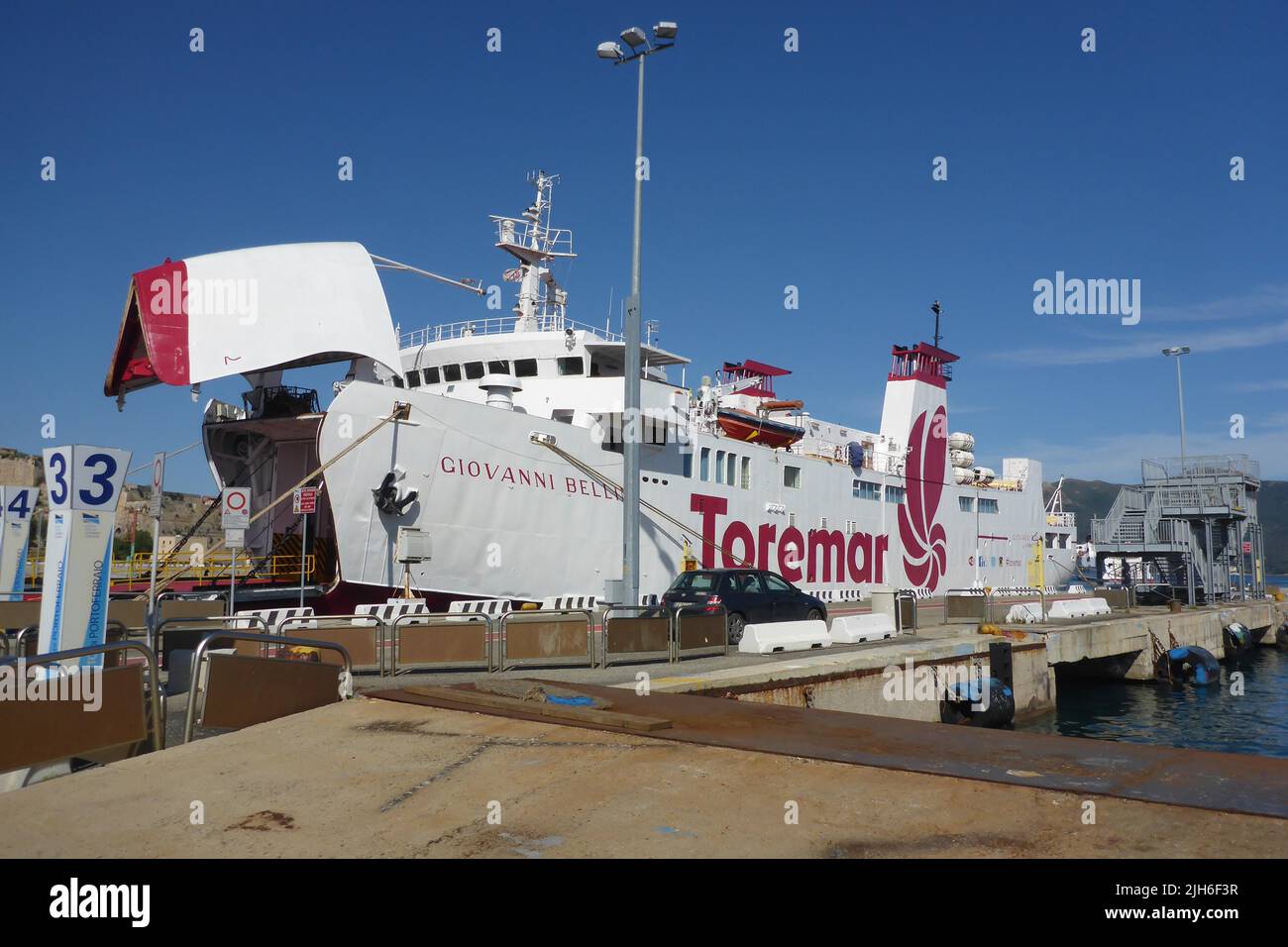 Autofähre mit offenem Kofferraum am Fährhafen von Portoferraio, Portoferraio, Elba, Toskana, Italien Stockfoto