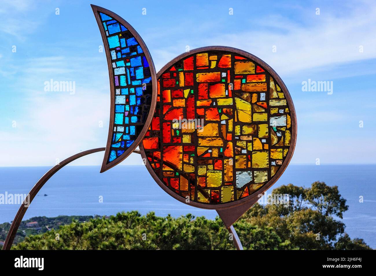 Künstlerische Skulptur Glasmosaik von stilisierten Fischen, Portoferraio, Elba, Toskana, Italien Stockfoto