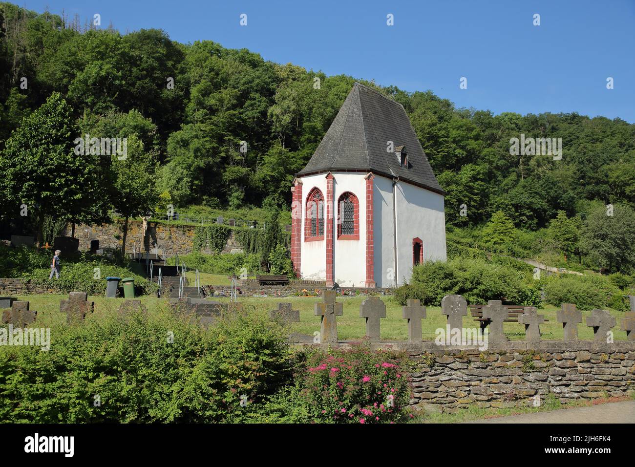 Gotische Friedhofskapelle Dreikoenigskapelle auf dem Friedhof mit Gräbern in Gondorf, Kobern-Gondorf, Untermosel, Mosel, Rheinland-Pfalz, Deutschland Stockfoto