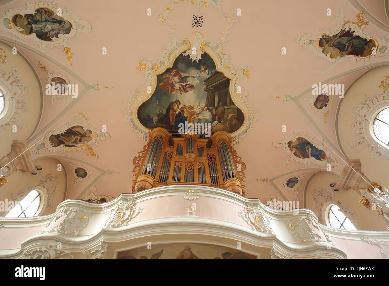 Galerie mit Orgel in der barocken St.-Martin-Kirche in Riegel, Kaiserstuhl, Breisgau, Baden-Württemberg, Deutschland Stockfoto