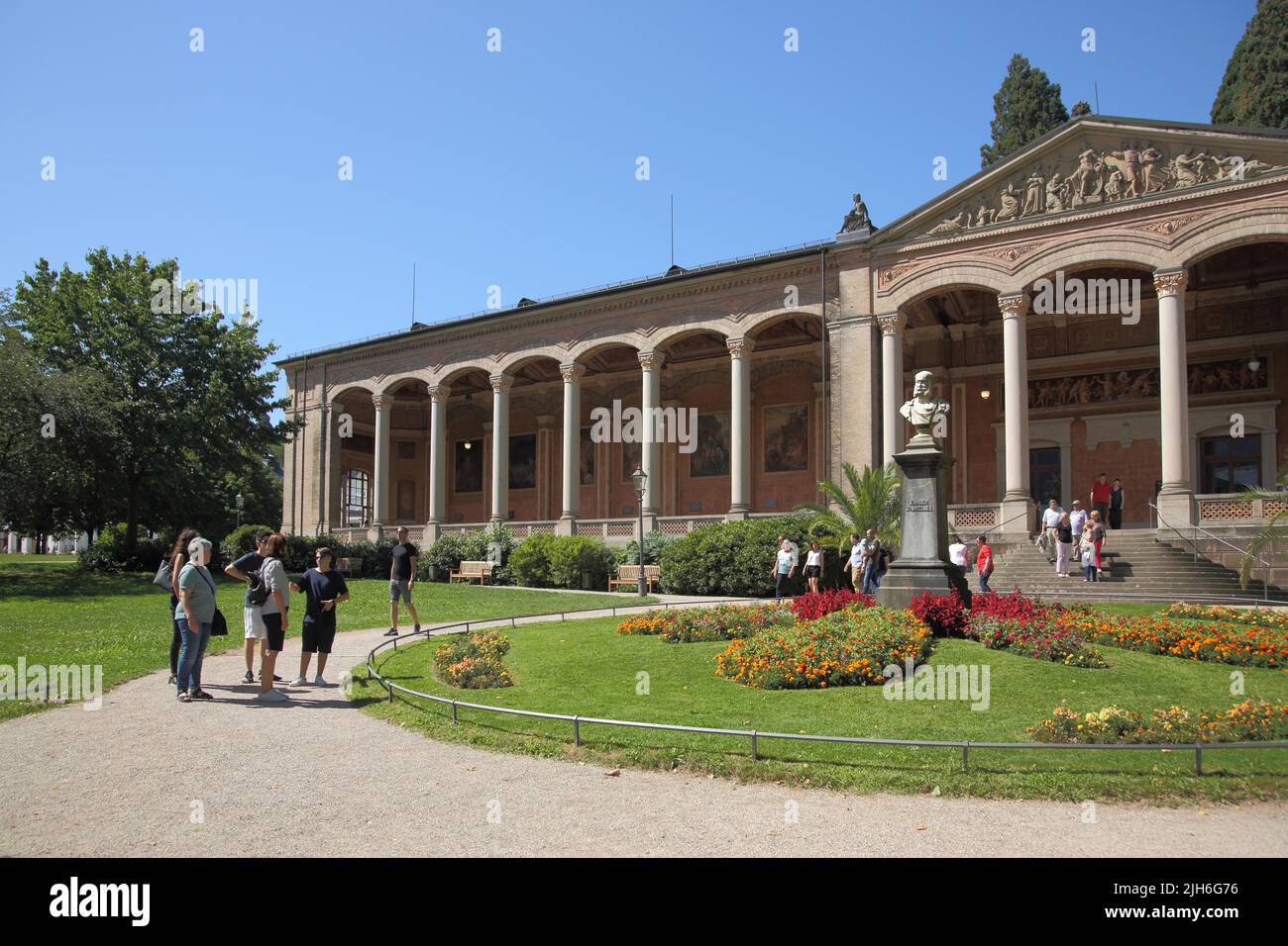 Die Trinkhalle wurde 1839-1842 erbaut und der Kurgarten mit Kaiser-Wilhelm-Denkmal in Baden-Baden, Nordschwarzwald, Schwarzwald, Baden-Württemberg, Deutschland Stockfoto