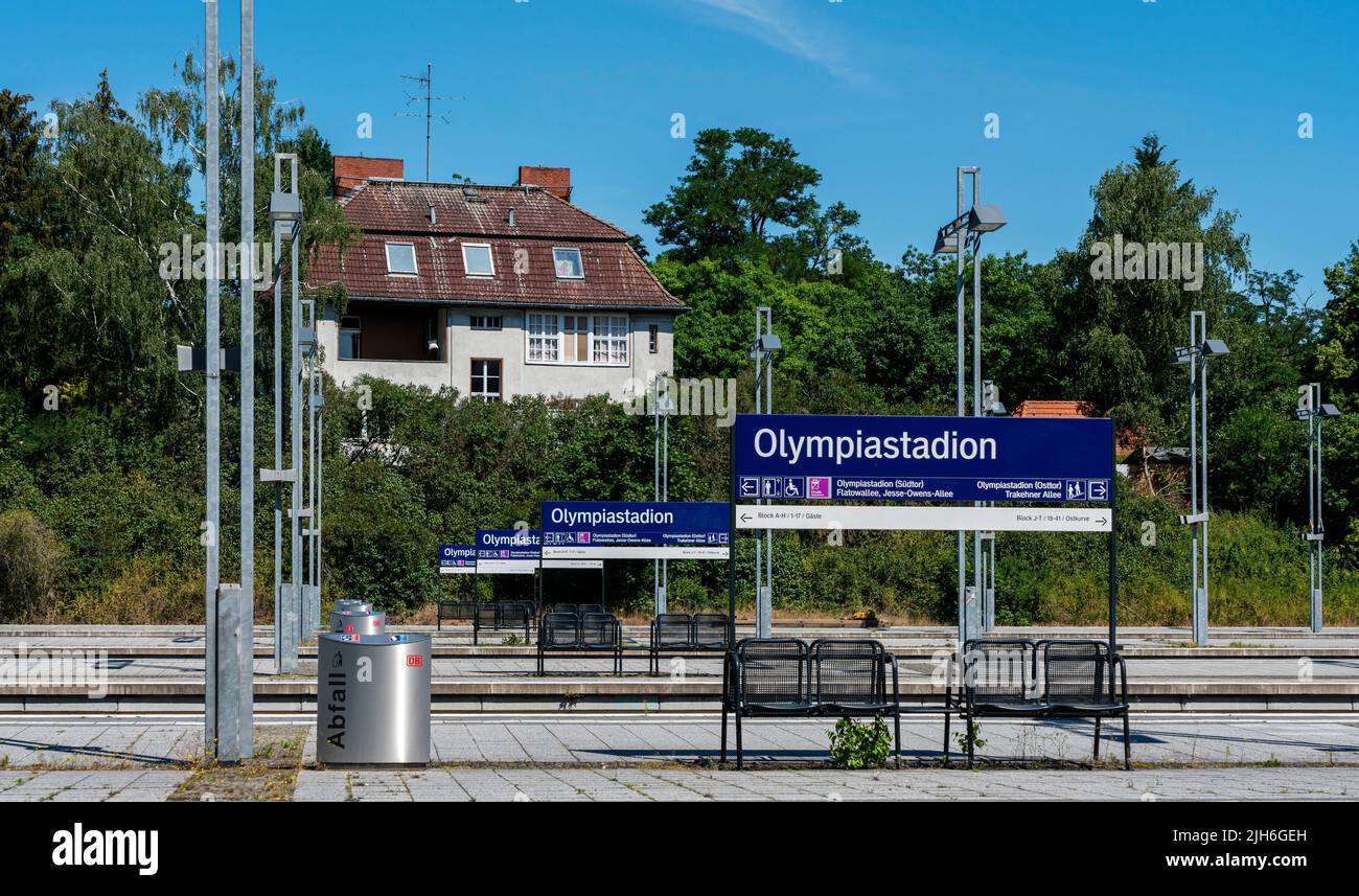 Bahnsteige und Gleise am S-Bahnhof Olympiastadion, Berlin Stockfoto