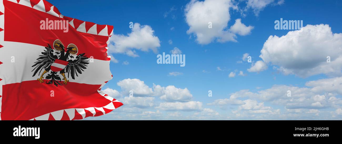 Flagge hoher Beamter des Bundeslandes Österreich bei bewölktem Himmel Hintergrund bei Sonnenuntergang, Panoramablick. Österreichisches Reise- und Patriot-Konzept Stockfoto