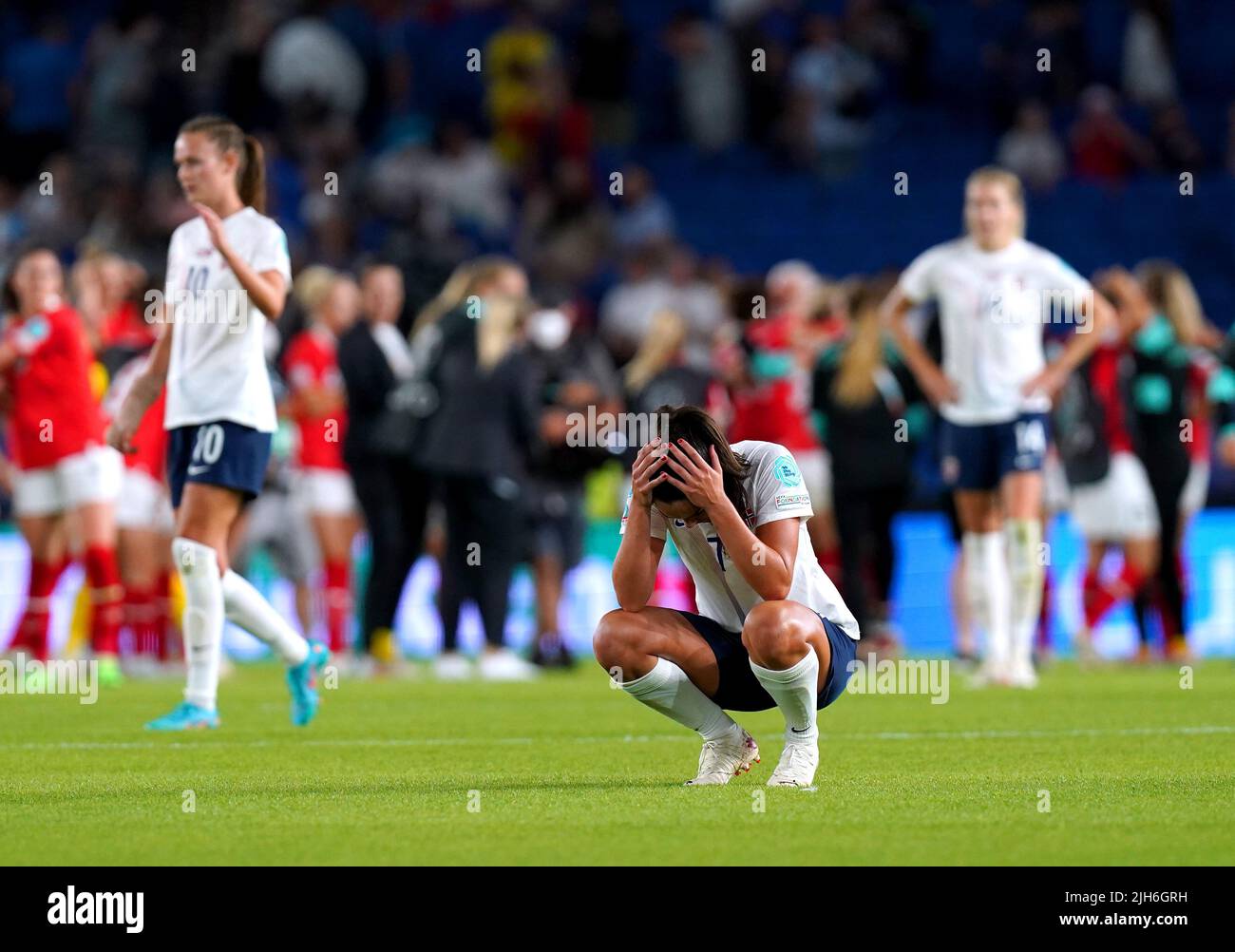 Die norwegische Ingrid Syrstad Engen scheint am Ende des UEFA Women's Euro 2022 Group A-Spiels im Brighton & Hove Community Stadium niedergeschlagen zu sein. Bilddatum: Freitag, 15. Juli 2022. Stockfoto