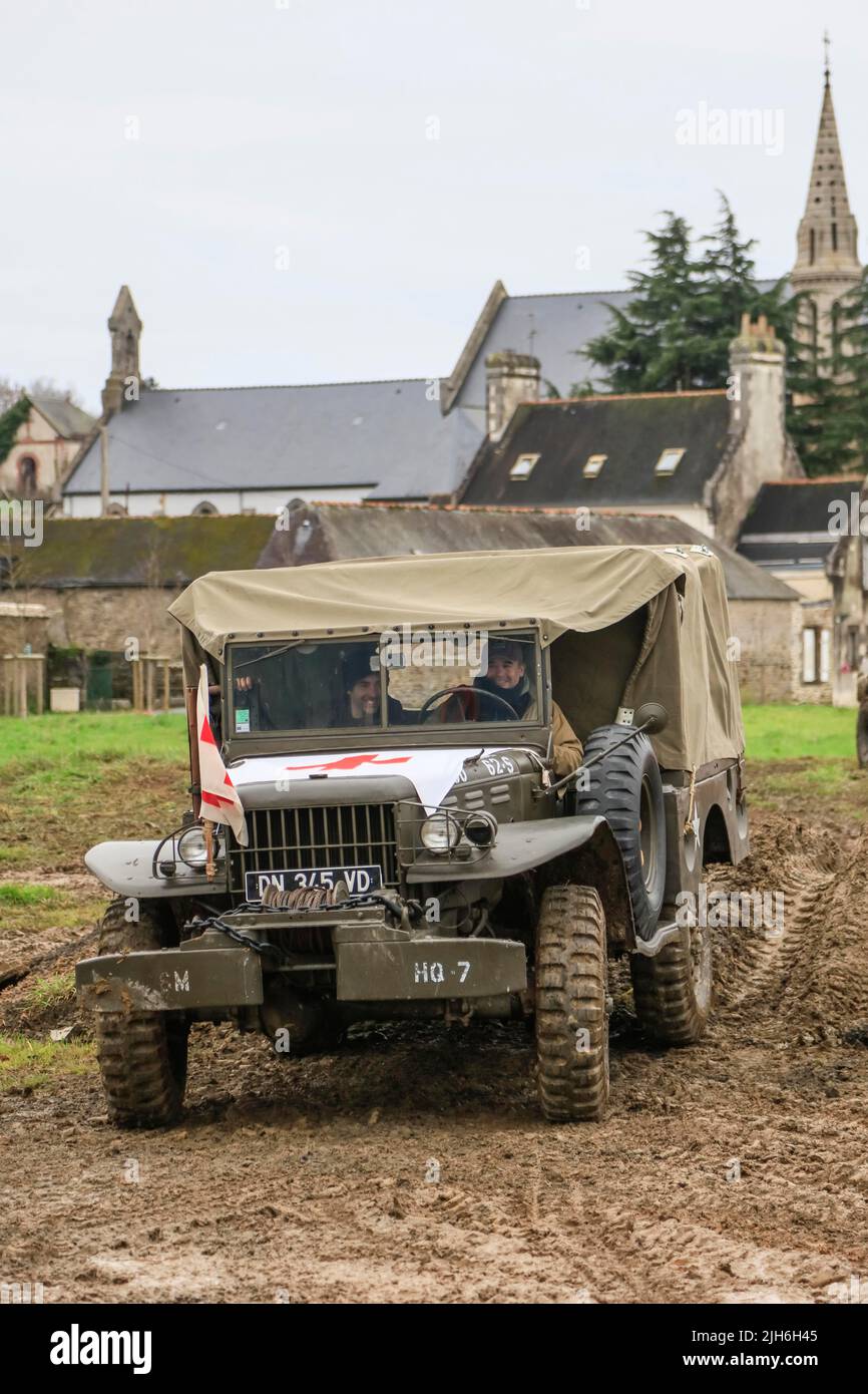 Dodge WC52 LKW, Waffen und Truppentransporter der amerikanischen Armee im Weltkrieg 2, hier als Krankenwagen bei einem Oldtimer-Treffen in Landernaus Stockfoto
