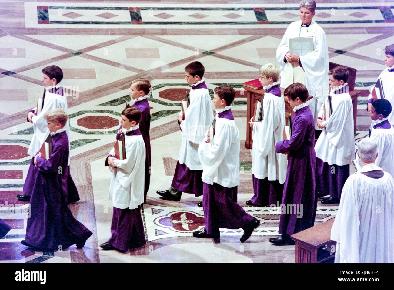 Der Cathedral Choir of Boys wird während eines Gedenkgottesdienstes für Diana, die Prinzessin von Wales, anlässlich ihres Todes in der Washington National Cathedral am 6. September 1997 in Washington, D.C. in das Kirchenschiff eingegliedert Stockfoto