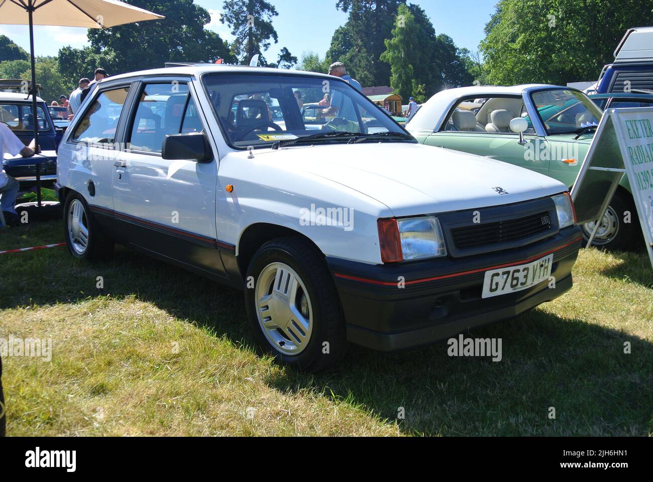 Ein Vauxhall Nova 1,4 SR aus dem Jahr 1990 wurde auf der Oldtimer-Ausstellung 47. in Powderham, Devon, England, Großbritannien, ausgestellt. Stockfoto