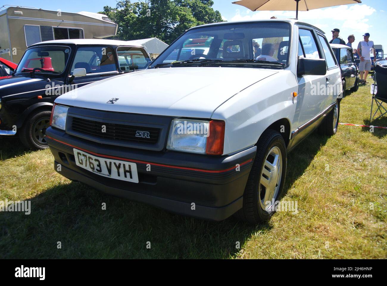 Ein Vauxhall Nova 1,4 SR aus dem Jahr 1990 wurde auf der Oldtimer-Ausstellung 47. in Powderham, Devon, England, Großbritannien, ausgestellt. Stockfoto