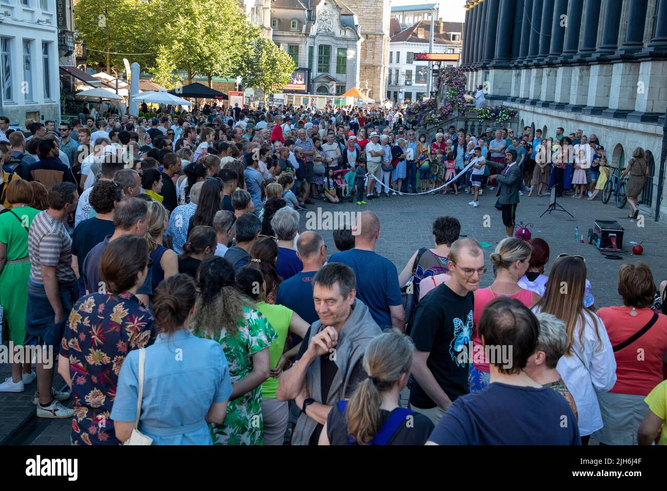 Gent, Belgien. 15.. Juli 2022. Straßenkünstler treten auf und während der offiziellen Eröffnung der Ausgabe 179. des Stadtfestivals „Gentse Feesten“ in Gent, Freitag, 15. Juli 2022. Die diesjährige Ausgabe findet vom 15. Bis 24. Juli statt. BELGA FOTO NICOLAS MAETERLINCK Kredit: Belga Nachrichtenagentur/Alamy Live News Stockfoto