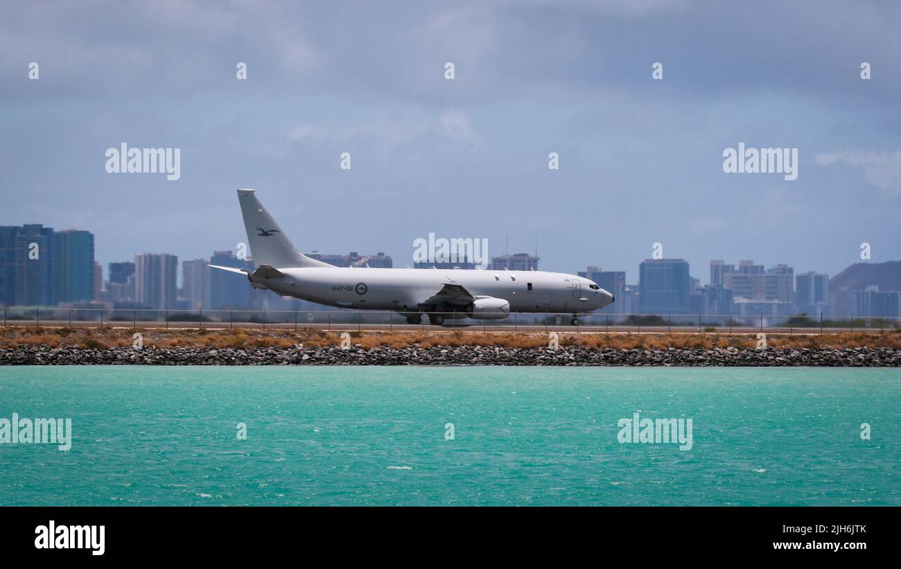 220714-N-OZ224-0076 JOINT BASE PEARL HARBOR-HICKAM, Hawaii (14. Juli 2022) – die Royal Australian Air Force P-8A Poseidon bereitet sich auf den Start von der Joint Base Pearl Harbor-Hickam vor, um an Rim of the Pacific (RIMPAC) 2022 teilzunehmen. 26 Nationen, 38 Schiffe, vier U-Boote, mehr als 170 Flugzeuge und 25.000 Mitarbeiter nehmen vom 29. Juni bis zum 4. August an RIMPAC in und um die Hawaii-Insel und Südkalifornien Teil. RIMPAC, die weltweit größte internationale maritime Übung, bietet eine einzigartige Ausbildungsmöglichkeit und fördert und pflegt dabei kooperative Beziehungen unter den Teilnehmern Stockfoto