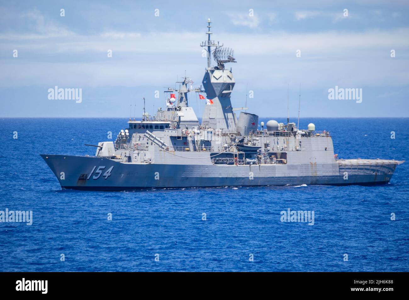 OSTCHINESISCHES MEER (6. Juli 2022) die Königlich Australische Navy der Anzac-Klasse HMAS Parramatta (FFH-154) führt mit dem Zerstörer JS Asahi (DD-119) der Japan Maritime Self-Defense Force der Asahi-Klasse und dem Lenkraketen-Zerstörer USS Dewey der Arleigh Burke-Klasse (DDG 105) eine Schussübung durch. Dewey wird Commander, Task Force 71/Destroyer Squadron (DESRON) 15, der größten vorwärtseingesetzten DESRON der Marine und der wichtigsten Surface Force der US 7. Flotte, zugewiesen. (USA Navy Foto von Mass Communication Specialist 2. Class Samantha Oblander) Stockfoto