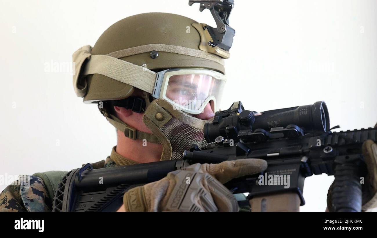 Marines with Marine Forces Special Operations Command evaluieren Marines und Matrosen der Marine Corps Forces Reserve während einer Remote-Übung zur Beratung und Unterstützung während RAVEN, 27. Mai 2022. Marineinfanteristen aus Einheiten der Flotte Marine Force und Marine Corps Forces Reserve unterstützten RAVEN während der gesamten Übung in verschiedenen Rollen. RAVEN ist eine Schulungsübung, die vor einem speziellen Einsatzbereich durchgeführt wird, um alle Aspekte einer Marine Special Operations Company zu bewerten. (USA Marine Corps Foto von Lance CPL. Brandon Marrero) Stockfoto