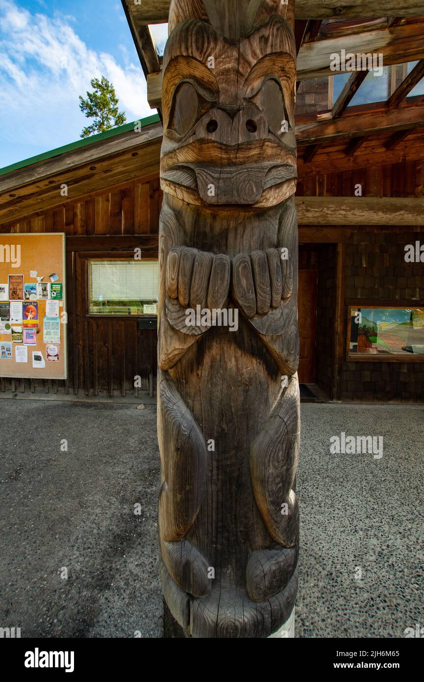 Tottem Pole Columns, Pender Island Community Hall auf North Pender Island, British Columbia, Kanada Stockfoto