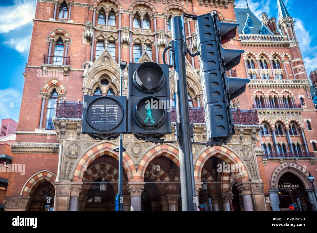 Grüne Ampel für Frauen ersetzt Green man anlässlich des Internationalen Frauentags - vor Kings Cross London, Euston Road, England, Großbritannien. Stockfoto