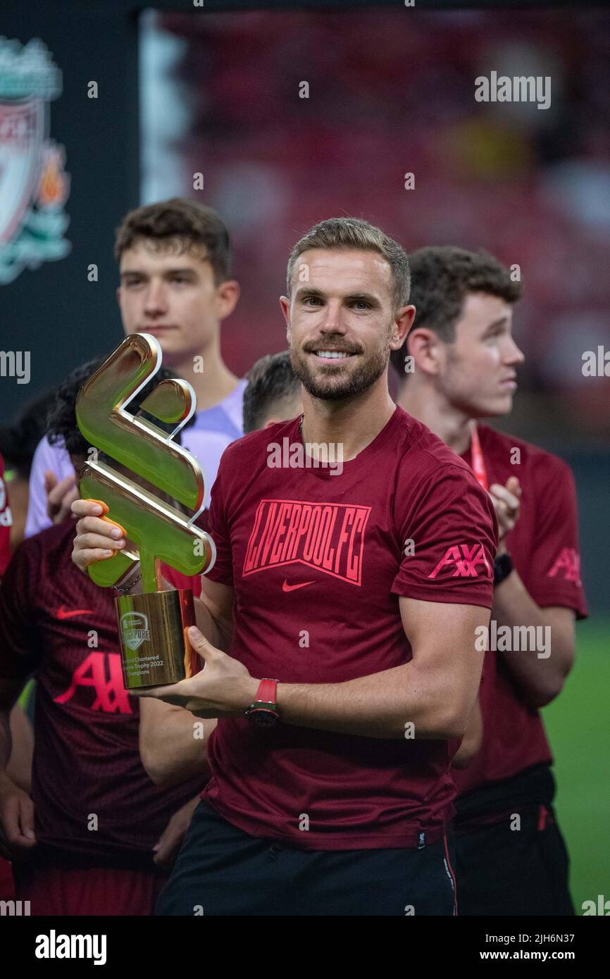 Singapur. 15.. Juli 2022. SINGAPUR, SINGAPUR - 15. JULI: Jordan Henderson von Liverpool hebt Trophäe während der Vorsaison freundlich zwischen Liverpool und Crystal Palace im National Stadium am 15. Juli 2022 in Singapur. (Foto von Sebastian Frej) Kredit: Sebo47/Alamy Live News Stockfoto