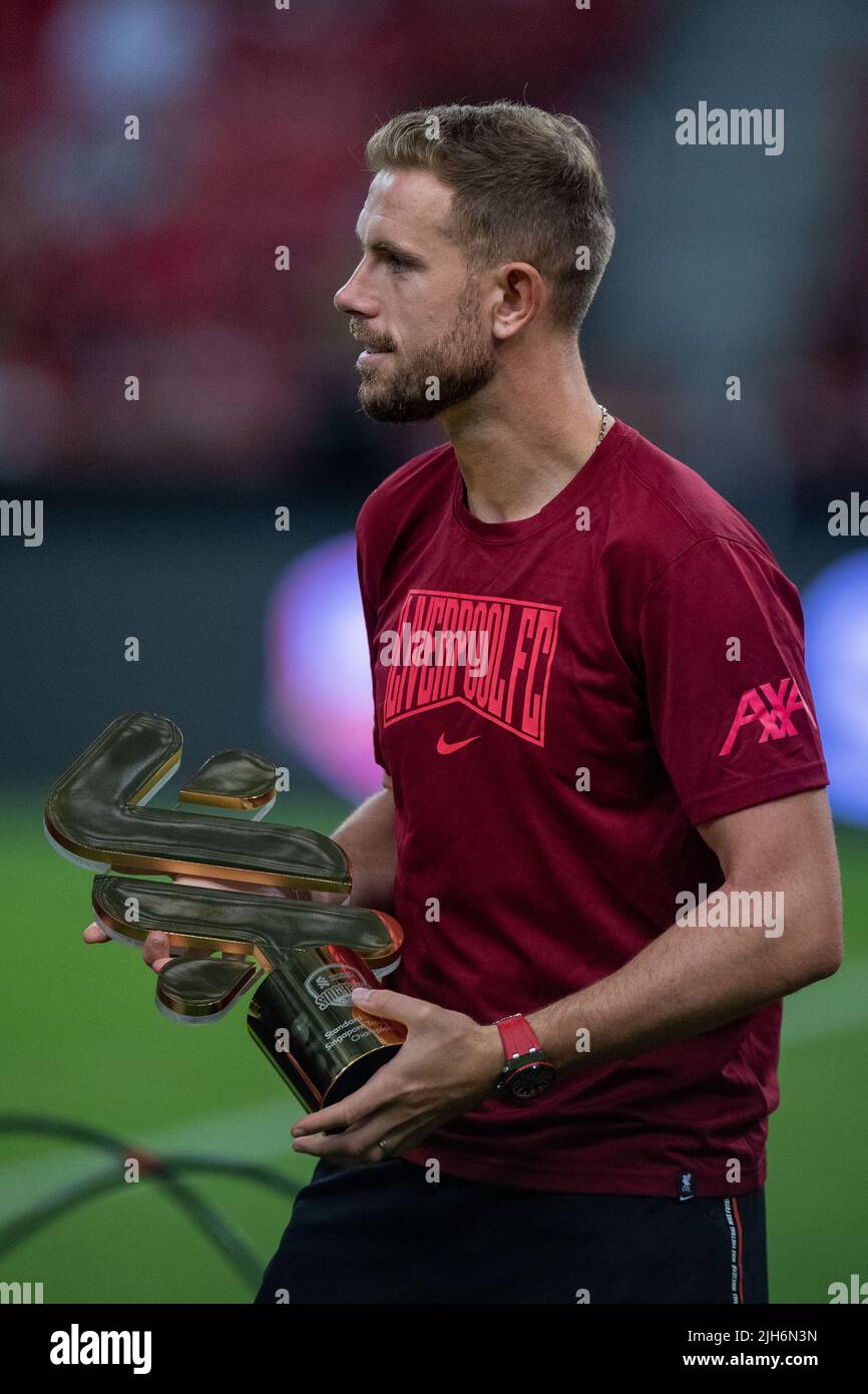 Singapur. 15.. Juli 2022. SINGAPUR, SINGAPUR - 15. JULI: Jordan Henderson von Liverpool hebt Trophäe während der Vorsaison freundlich zwischen Liverpool und Crystal Palace im National Stadium am 15. Juli 2022 in Singapur. (Foto von Sebastian Frej) Kredit: Sebo47/Alamy Live News Stockfoto