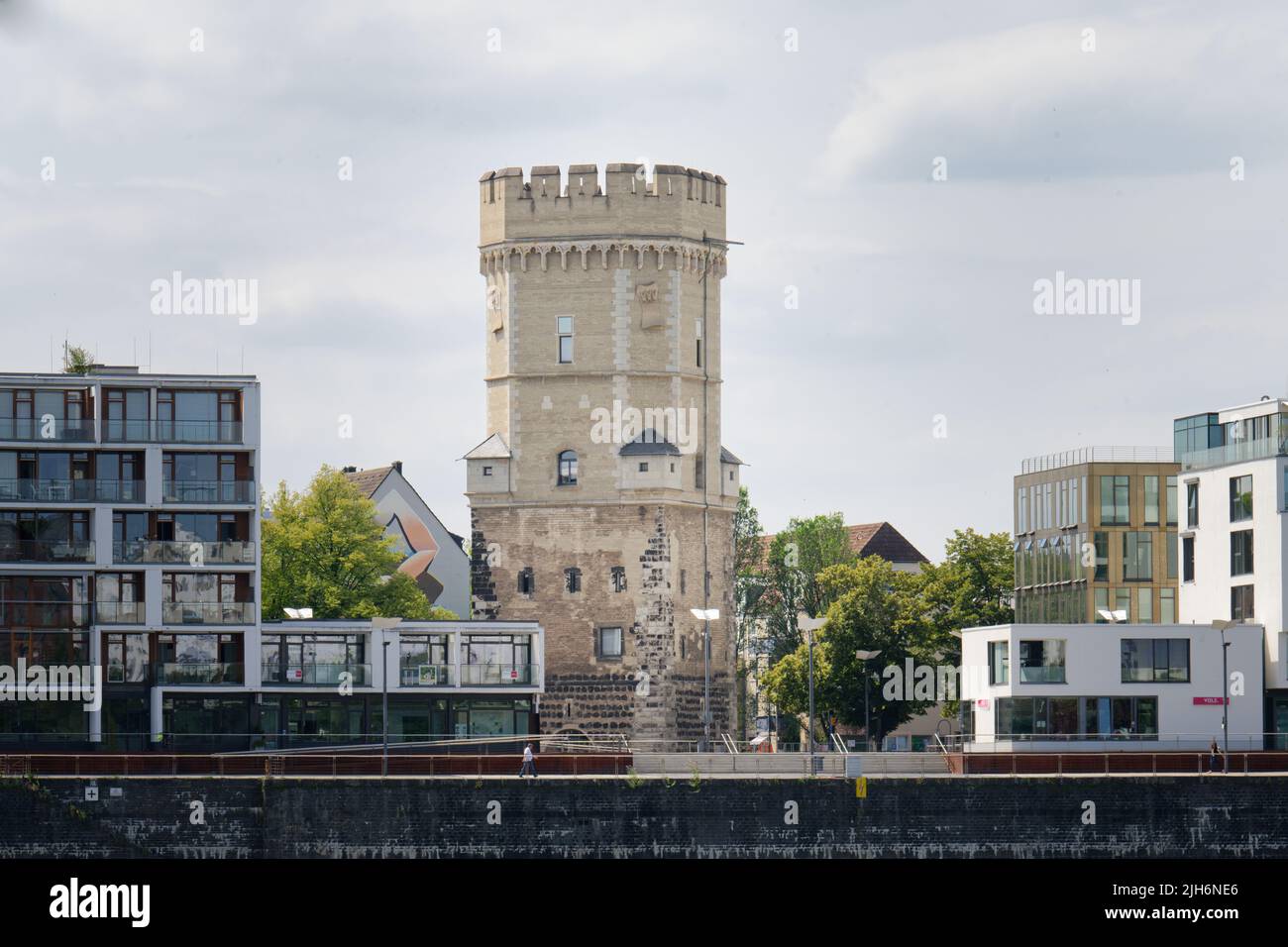 Köln, Deutschland 14. Juli 2022: bayenturm Teil der mittelalterlichen kölner Stadtmauer und deren Ende am rhein, erbaut 1220 Stockfoto