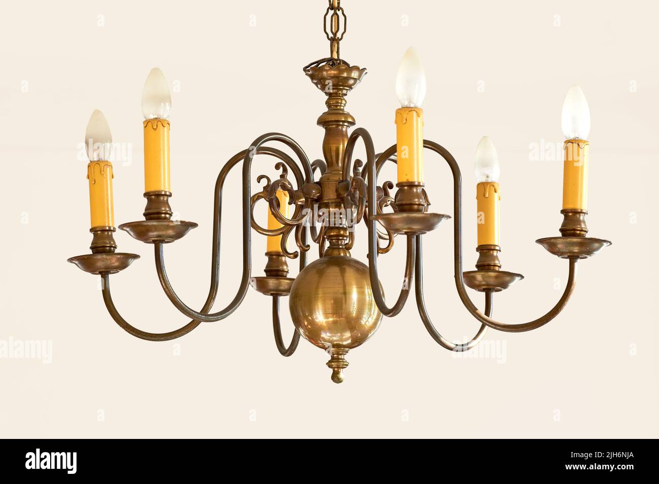 Klassische Vintage-Hängelampen für ein großes Foyer oder Esszimmer. Goldene Kerze wie ein Beleuchtungsobjekt für ein königliches viktorianisches Innenarchitektur-Design. Messing Stockfoto