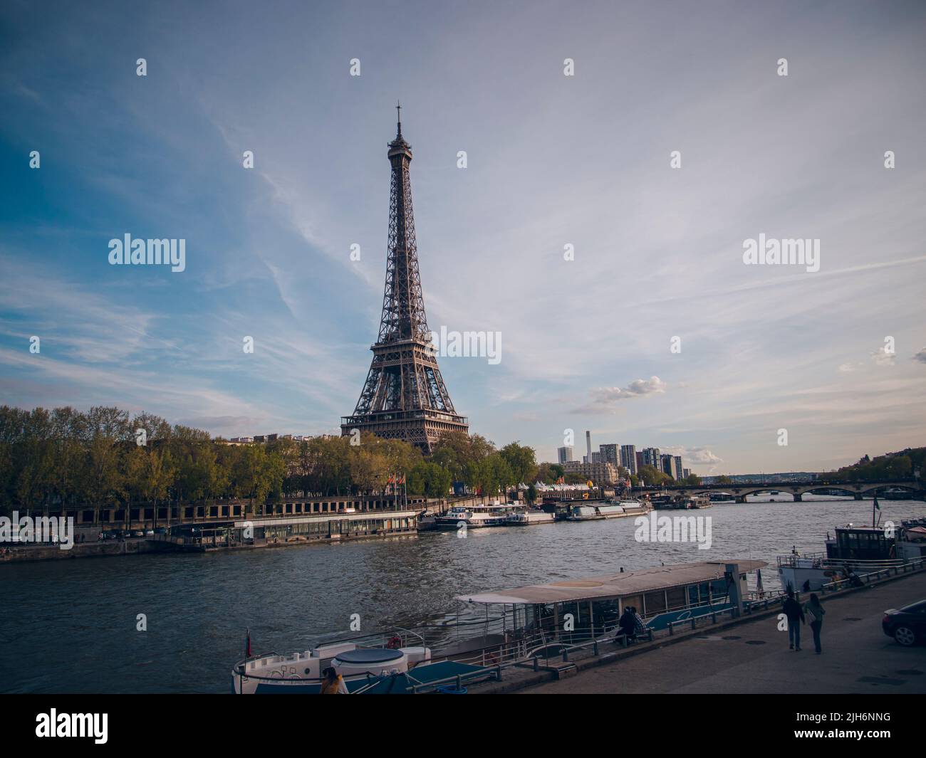 Schöner Blick auf den Eiffelturm bei Sonnenuntergang im April 2022. Stockfoto