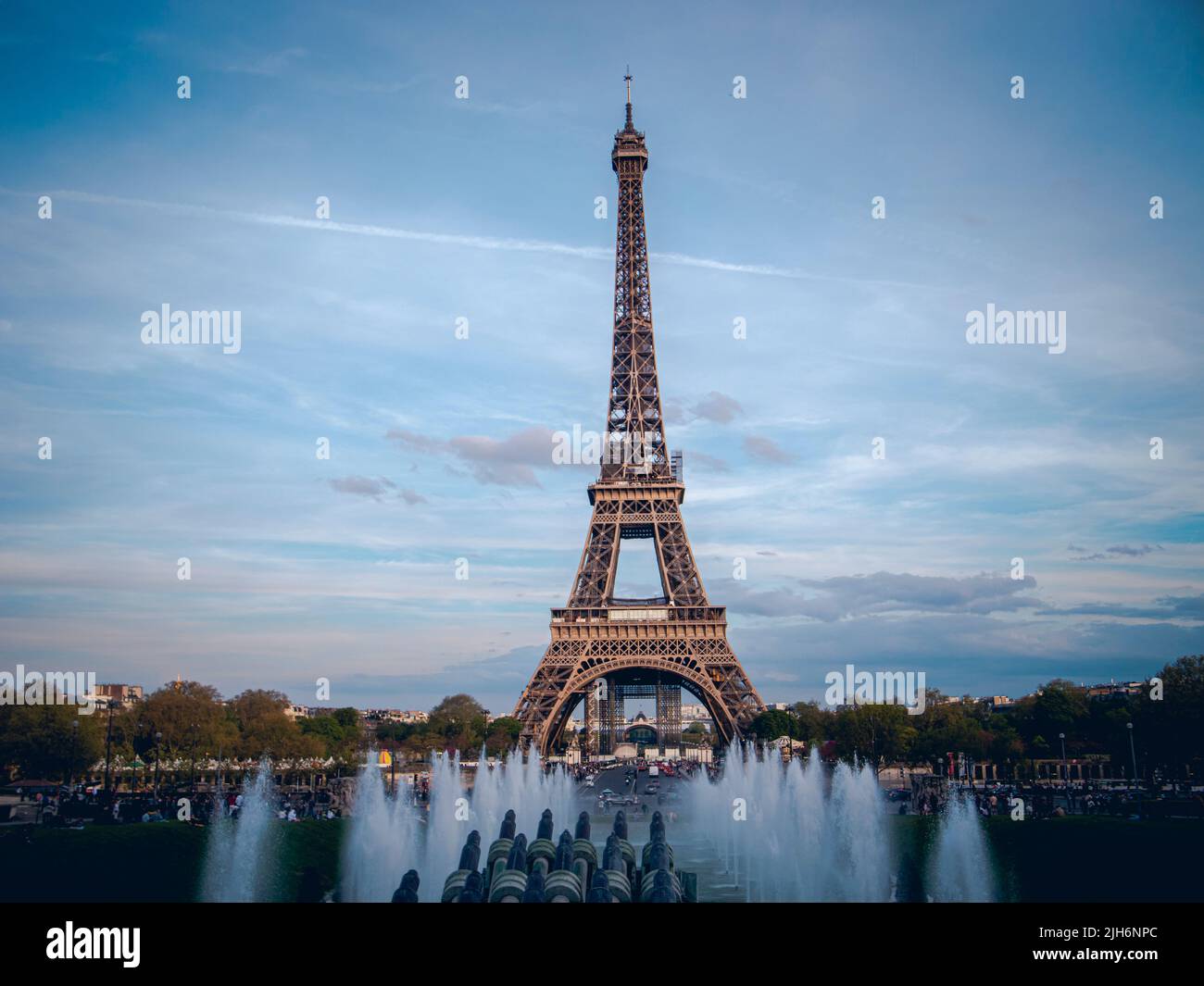 Schöner Blick auf den Eiffelturm bei Sonnenuntergang im April 2022. Stockfoto