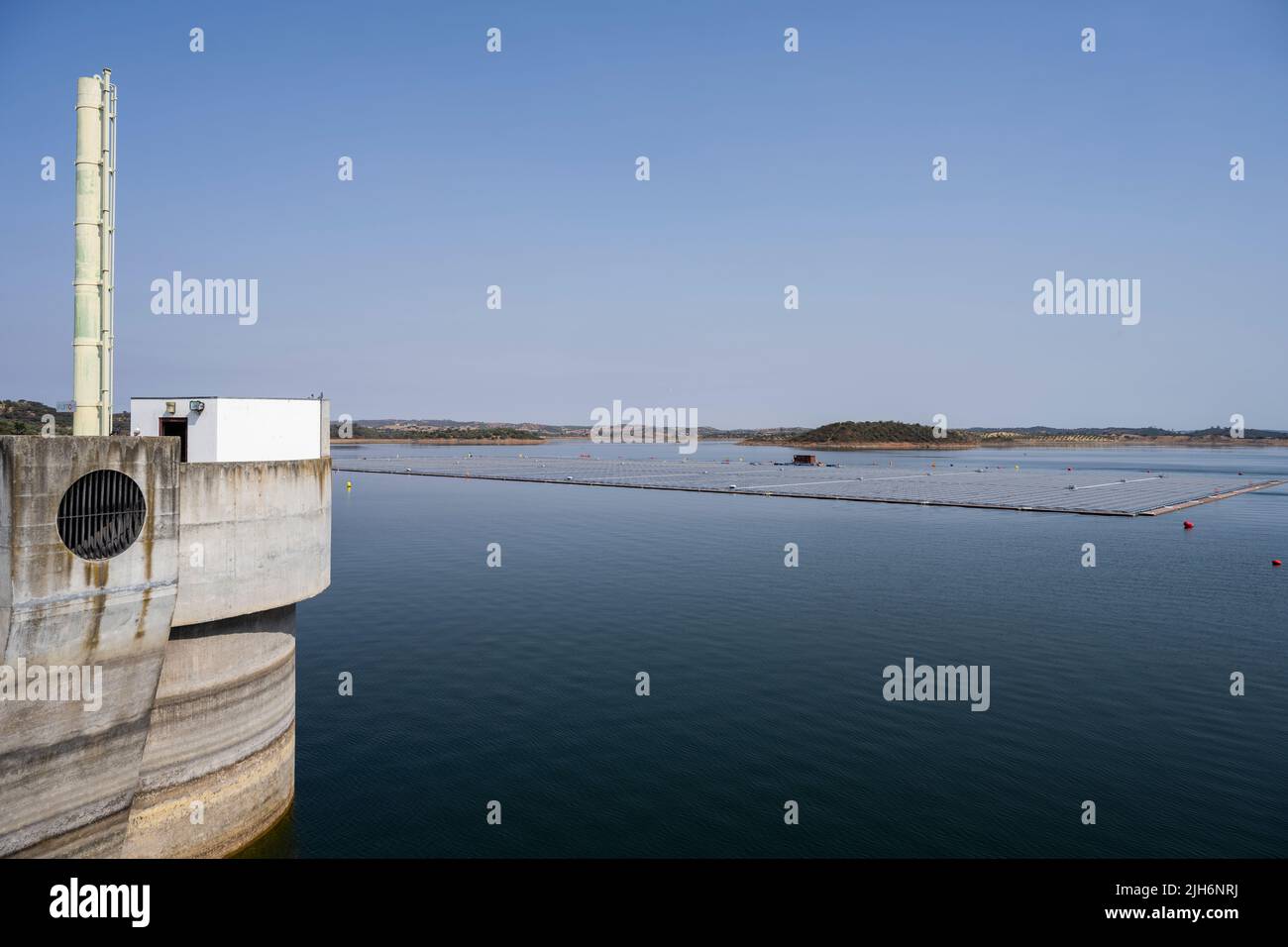 Gesamtansicht des schwimmenden Solarkraftwerks in Alqueva. Die am 15.. Juli eingeweihte Anlage ist bereit, mehr als 30 % der Bevölkerung der Regionen Moura und Portel im Süden Portugals mit Energie zu versorgen. Das 4 schwimmende Solarkraftwerk befindet sich am Alqueva-Staudamm und verfügt über eine installierte Leistung von 5 MW und eine Kapazität von rund 12.000 7,5 GWh pro Jahr.die Anlage ist die größte in Europa, an einem Stausee. Stockfoto