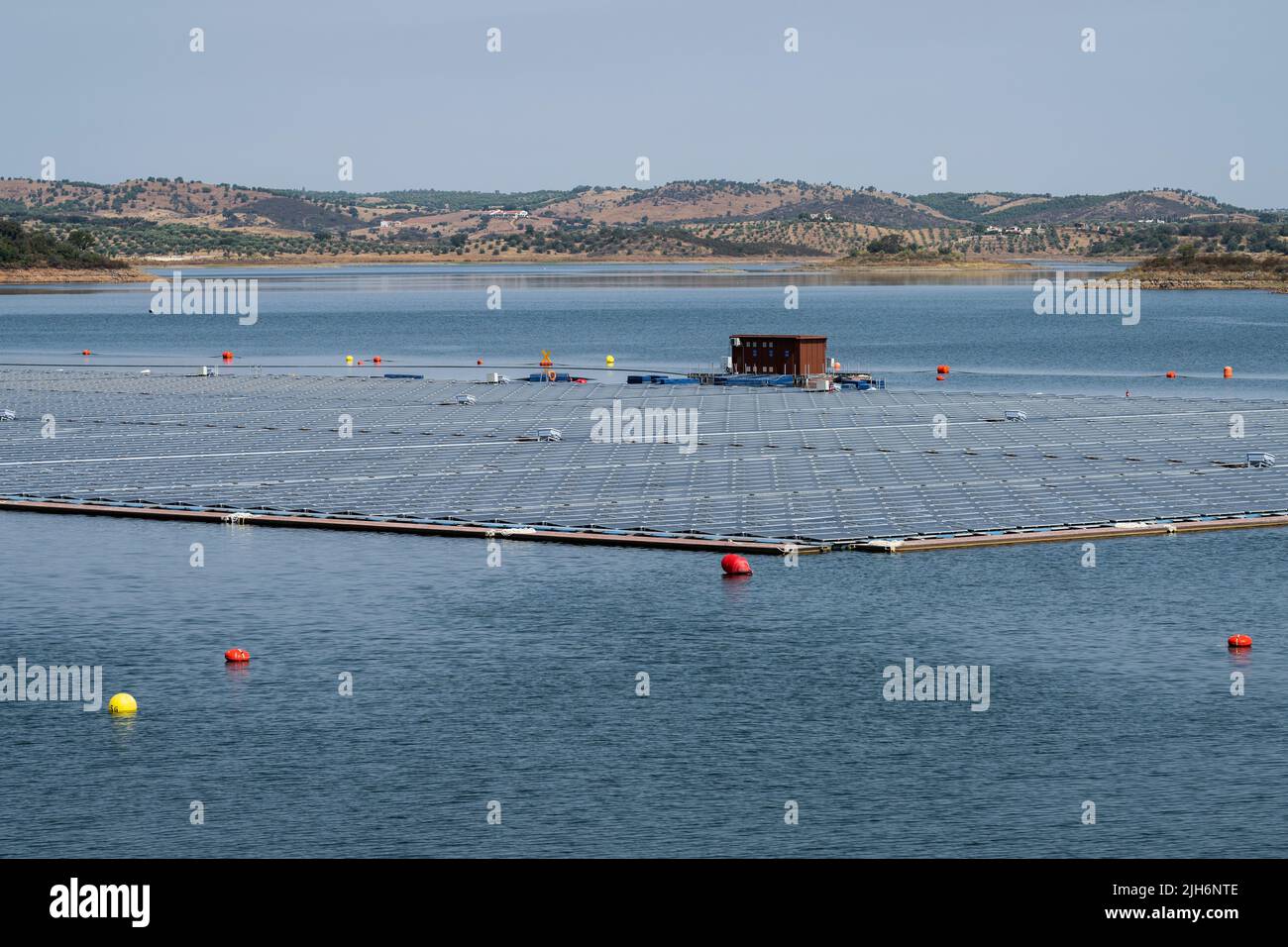Gesamtansicht des schwimmenden Solarkraftwerks in Alqueva. Die am 15.. Juli eingeweihte Anlage ist bereit, mehr als 30 % der Bevölkerung der Regionen Moura und Portel im Süden Portugals mit Energie zu versorgen. Das 4 schwimmende Solarkraftwerk befindet sich am Alqueva-Staudamm und verfügt über eine installierte Leistung von 5 MW und eine Kapazität von rund 12.000 7,5 GWh pro Jahr.die Anlage ist die größte in Europa, an einem Stausee. Stockfoto