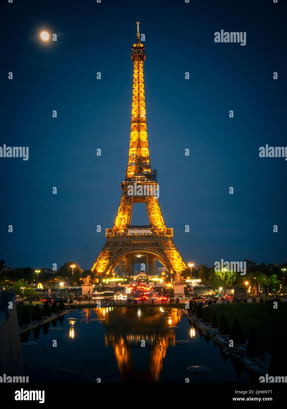 Schöner Blick auf den Eiffelturm bei Nacht und beleuchtet. Stockfoto