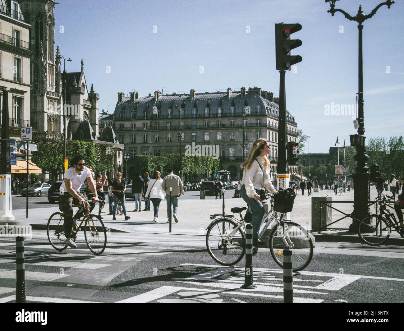 Menschen, die sich mit dem Fahrrad in der Stadt Paris bewegen. Stockfoto
