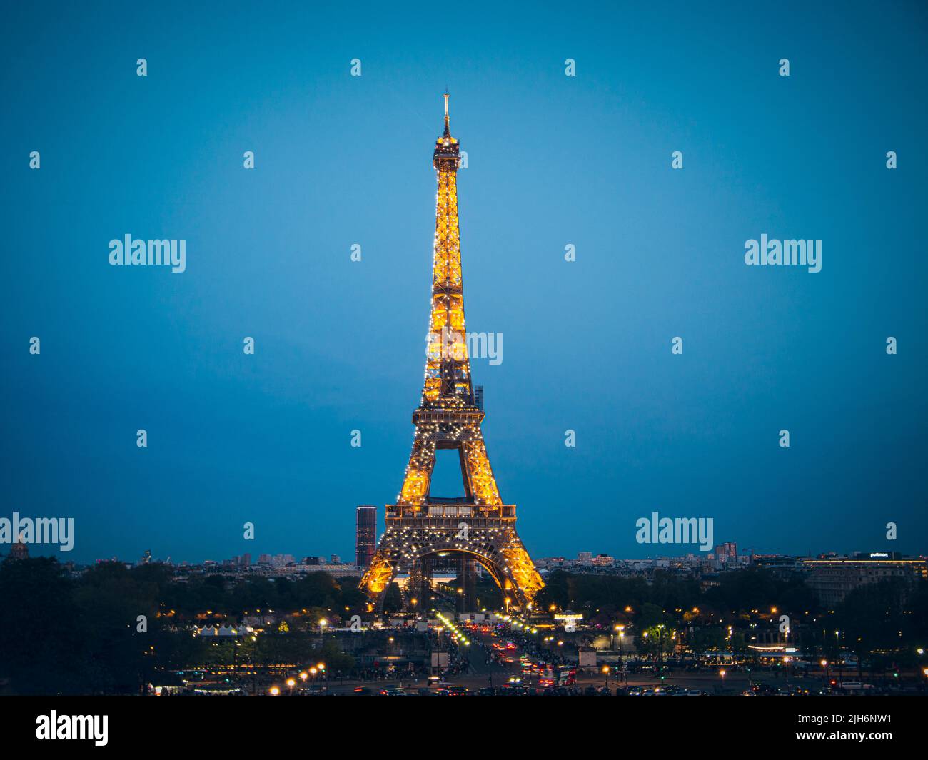 Schöner Blick auf den Eiffelturm bei Nacht und beleuchtet. Stockfoto