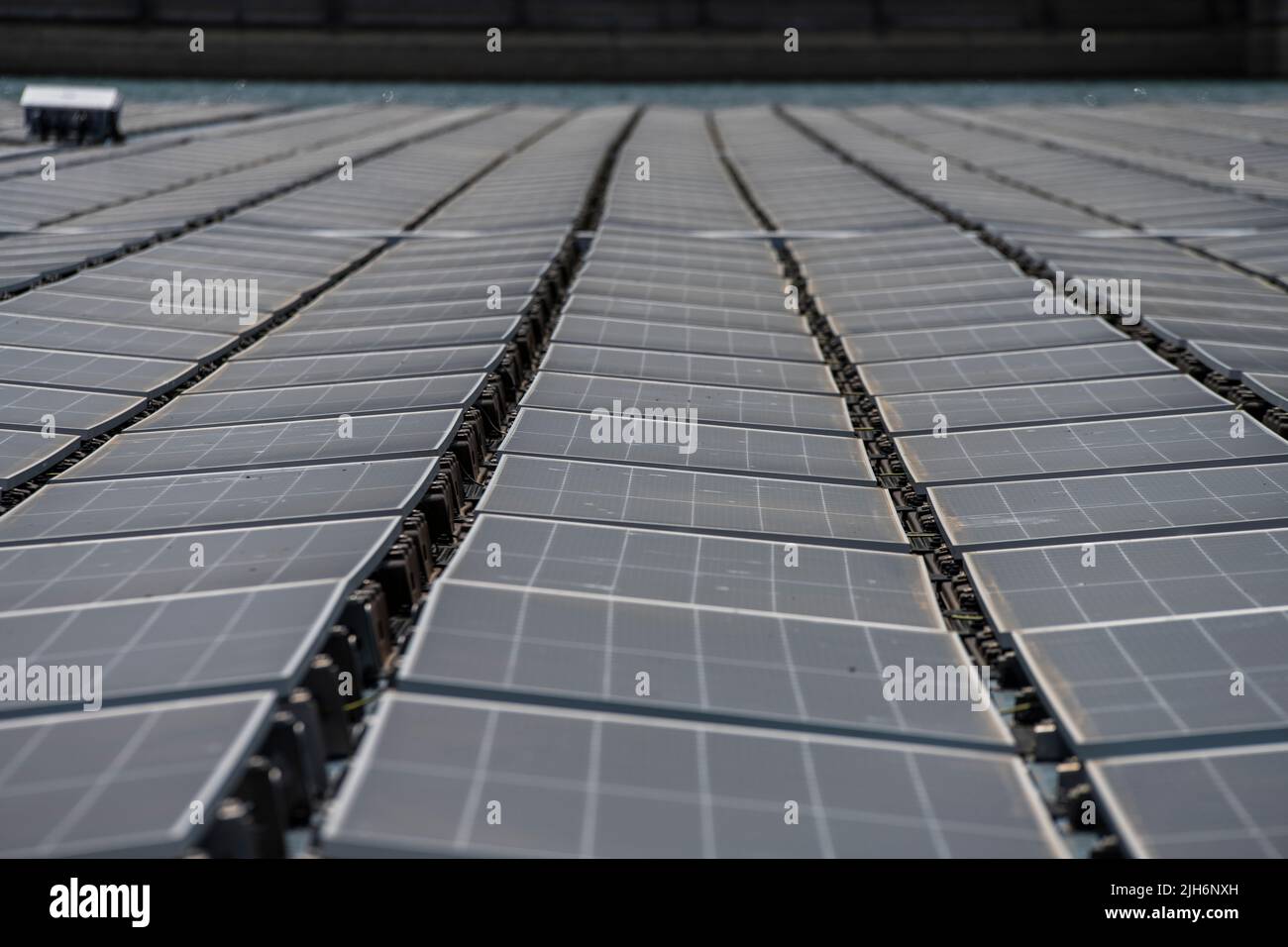 Blick auf die Photovoltaikanlagen im schwimmenden Solarkraftwerk in Alqueva. Die am 15.. Juli eingeweihte Anlage ist bereit, mehr als 30 % der Bevölkerung der Regionen Moura und Portel im Süden Portugals mit Energie zu versorgen. Das 4 schwimmende Solarkraftwerk befindet sich am Alqueva-Staudamm und verfügt über eine installierte Leistung von 5 MW und eine Kapazität von rund 12.000 7,5 GWh pro Jahr.die Anlage ist die größte in Europa, an einem Stausee. Stockfoto