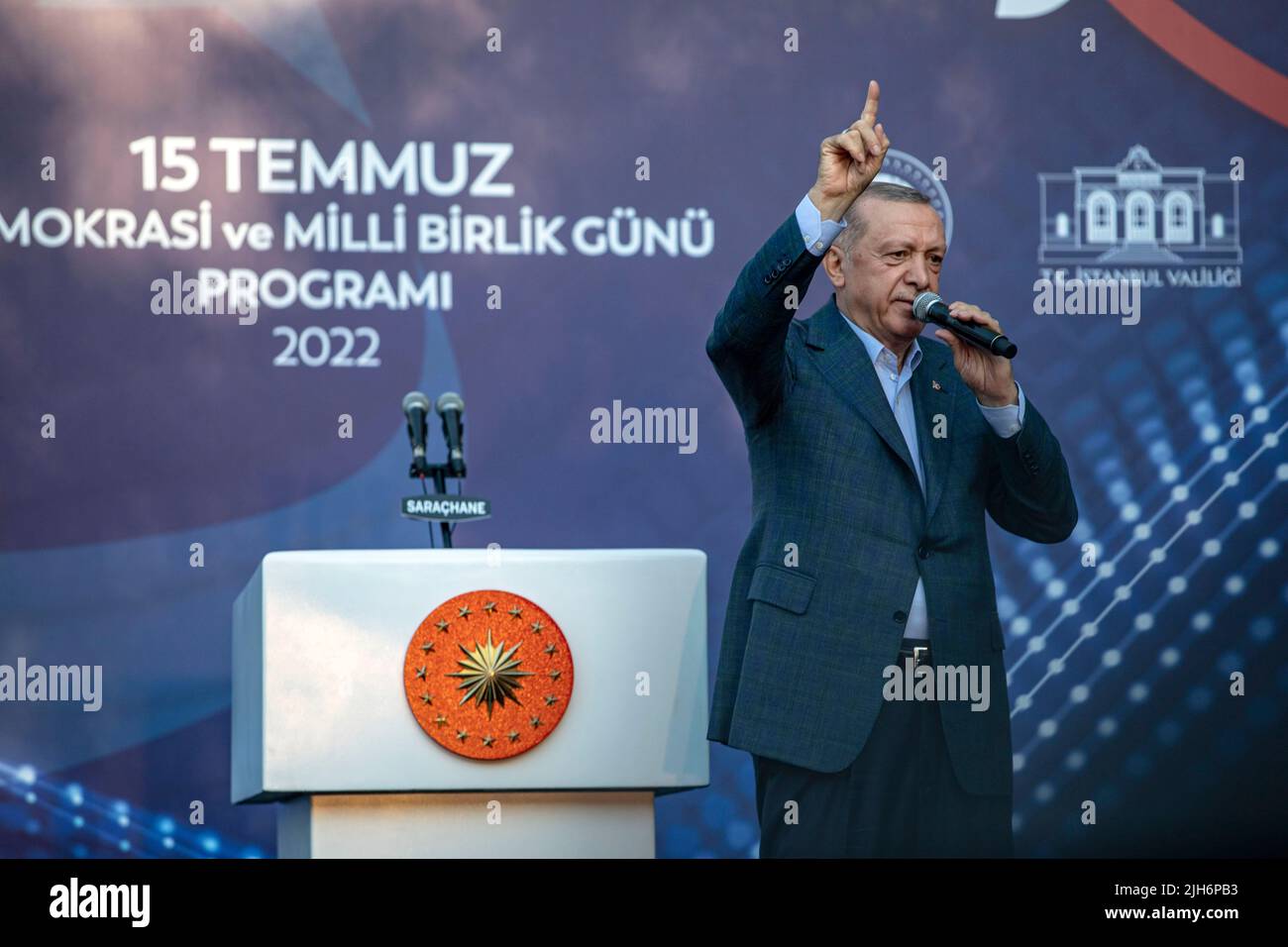 Istanbul, Türkei. 15.. Juli 2022. Der türkische Präsident Recep Tayyip Erdogan nimmt am 15. Juli an der Gedenkveranstaltung zum Tag der Demokratie und nationalen Einheit auf dem Sarachane-Platz Teil, die den sechsten Jahrestag des von der Fetullah Terrororganisation (FETO) im Juli 15 orchestrierten, besiegten Putsches 2016 markiert. Kredit: SOPA Images Limited/Alamy Live Nachrichten Stockfoto