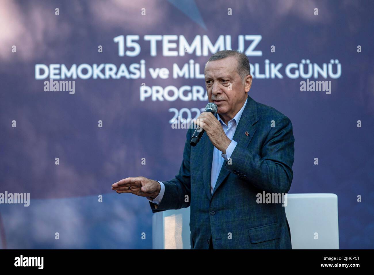 Istanbul, Türkei. 15.. Juli 2022. Der türkische Präsident Recep Tayyip Erdogan nimmt am 15. Juli an der Gedenkveranstaltung zum Tag der Demokratie und nationalen Einheit auf dem Sarachane-Platz Teil, die den sechsten Jahrestag des von der Fetullah Terrororganisation (FETO) im Juli 15 orchestrierten, besiegten Putsches 2016 markiert. Kredit: SOPA Images Limited/Alamy Live Nachrichten Stockfoto