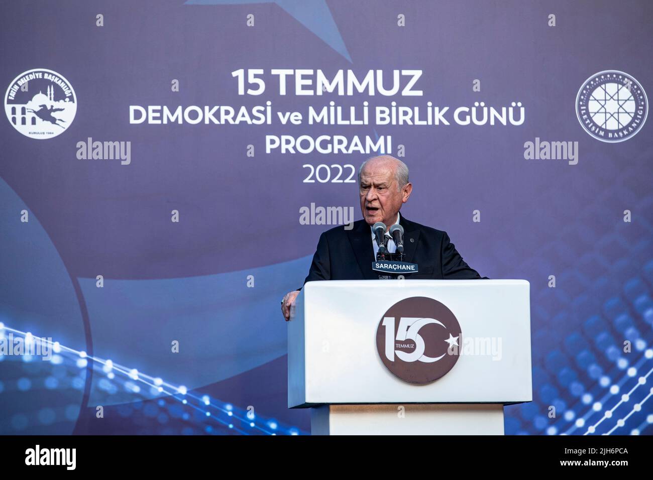 Istanbul, Türkei. 15.. Juli 2022. Devlet Bahceli, der Vorsitzende der türkischen Nationalistischen Bewegung (MHP), nimmt am 15. Juli an der Gedenkveranstaltung zum Tag der Demokratie und nationalen Einheit auf dem Sarachane-Platz Teil, die den sechsten Jahrestag des von der Fetullah Terrororganisation (FETO) am 15. Juli 2016 inszenierten Putsches anläßlich des besiegten Staatsstreichs anläßlich des Tages der Demokratie und nationalen Einheit Kredit: SOPA Images Limited/Alamy Live Nachrichten Stockfoto