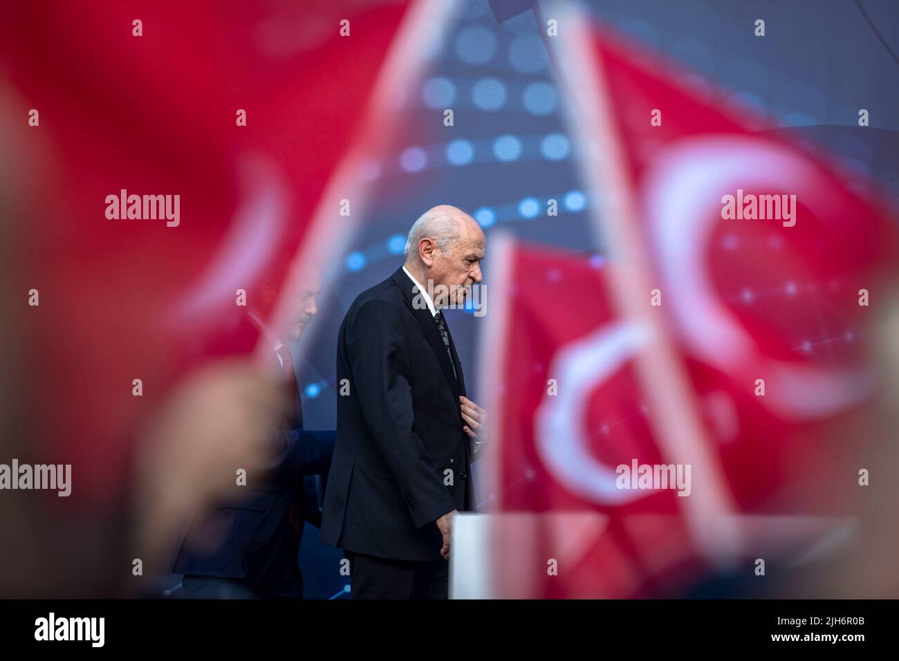 Istanbul, Türkei. 15.. Juli 2022. Devlet Bahceli, der Vorsitzende der türkischen Nationalistischen Bewegung (MHP), nimmt am 15. Juli an der Gedenkveranstaltung zum Tag der Demokratie und nationalen Einheit auf dem Sarachane-Platz Teil, die den sechsten Jahrestag des von der Fetullah Terrororganisation (FETO) am 15. Juli 2016 inszenierten Putsches anläßlich des besiegten Staatsstreichs anläßlich des Tages der Demokratie und nationalen Einheit (Foto von Onur Dogman/SOPA Images/Sipa USA) Quelle: SIPA USA/Alamy Live News Stockfoto