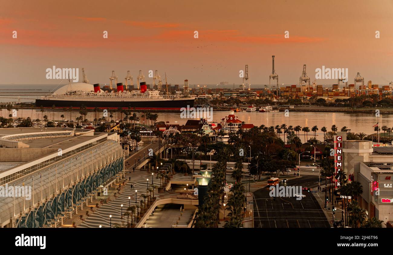 Long Beach Convention Center und Queen Mary at Dusk Stockfoto