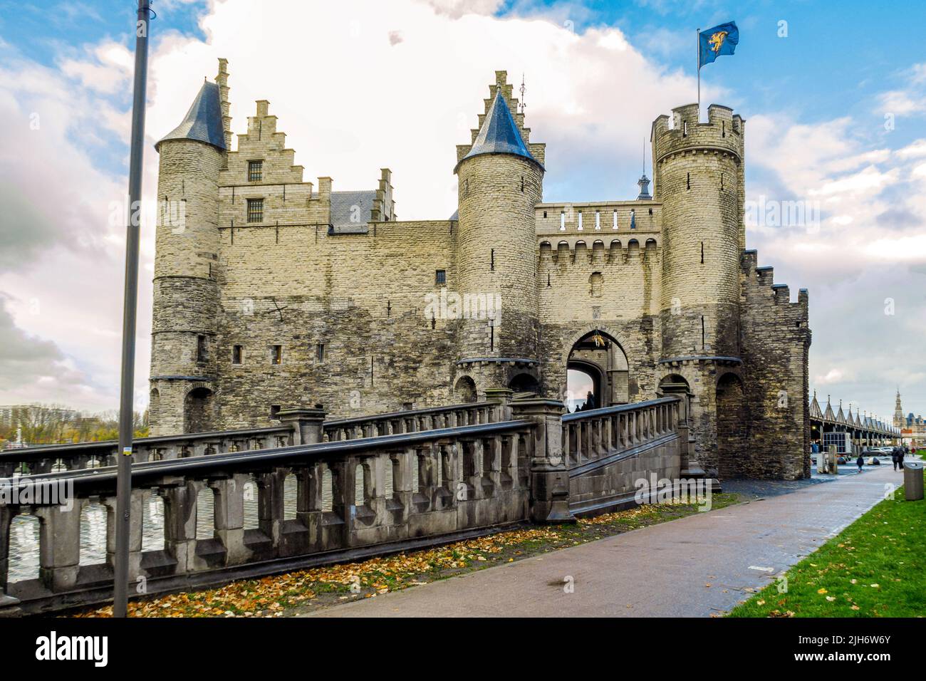 Antwerpen, Belgien, 17. April 2022: Het Steen das Steinschloss in Antwerpen Belgien. Antwerpen ist die Hauptstadt der Provinz Antwerpen und die bevölkerungsreichste Stadt Stockfoto