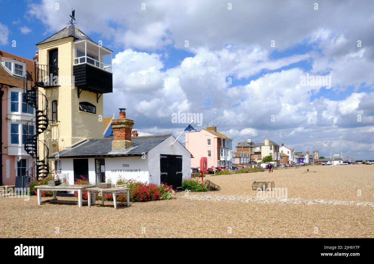 Aldeburgh South Lookout mit Blick auf den Strand und den dramatischen Himmel Stockfoto