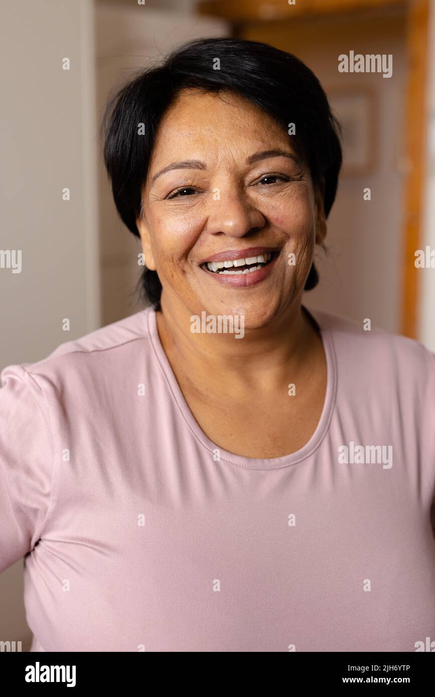 Nahaufnahme Porträt einer glücklichen Frau mit reifen Birazialen und kurzen Haaren, die zu Hause lacht Stockfoto