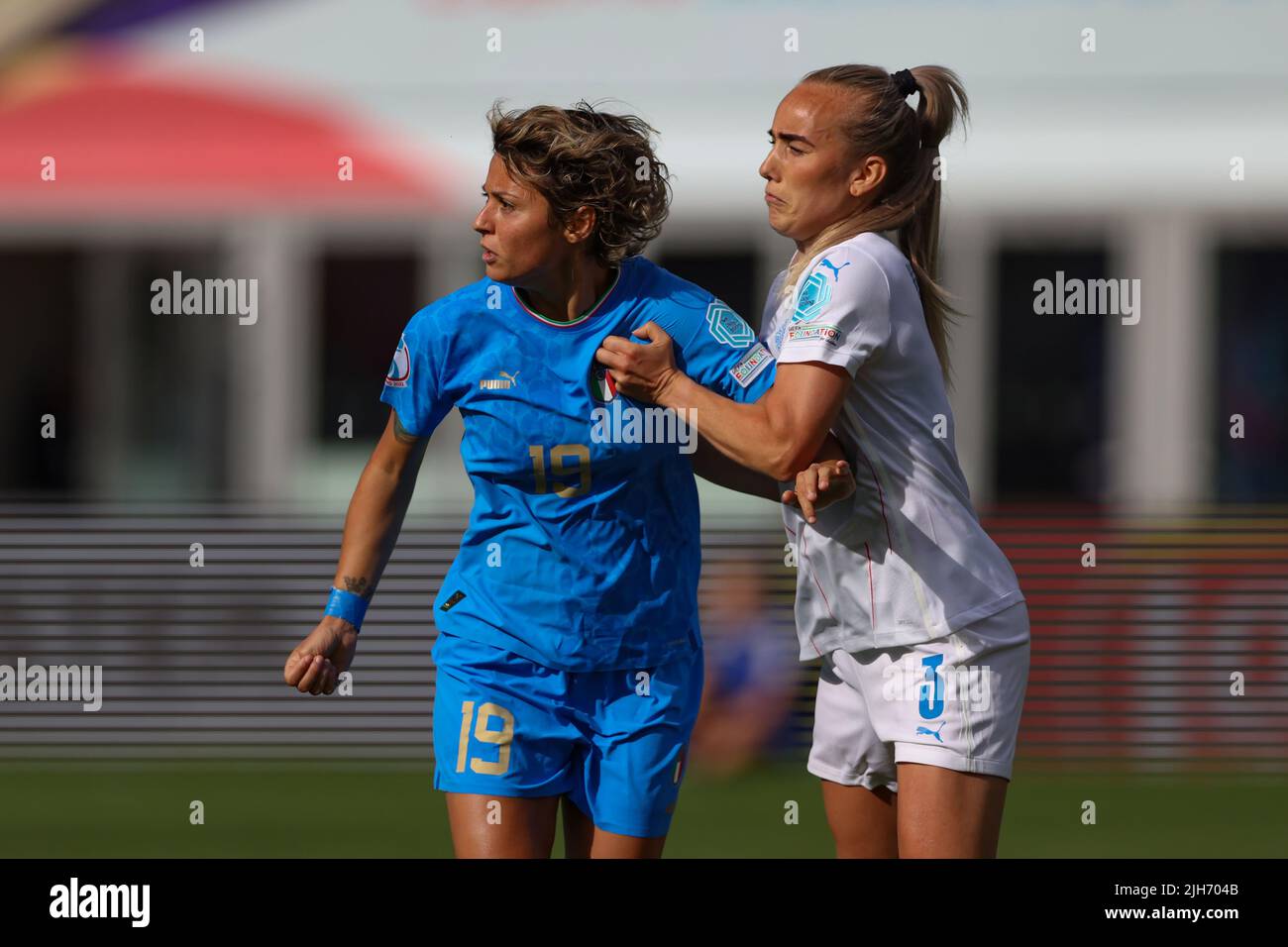 Manchester, England, 14.. Juli 2022. Elisa Vidarsdottir aus Island hat sich während des Spiels der UEFA Women's European Championship 2022 im Academy Stadium in Manchester mit Valentina Giacinti aus Italien in den Griff bekommen. Bildnachweis sollte lauten: Jonathan Moscrop / Sportimage Stockfoto