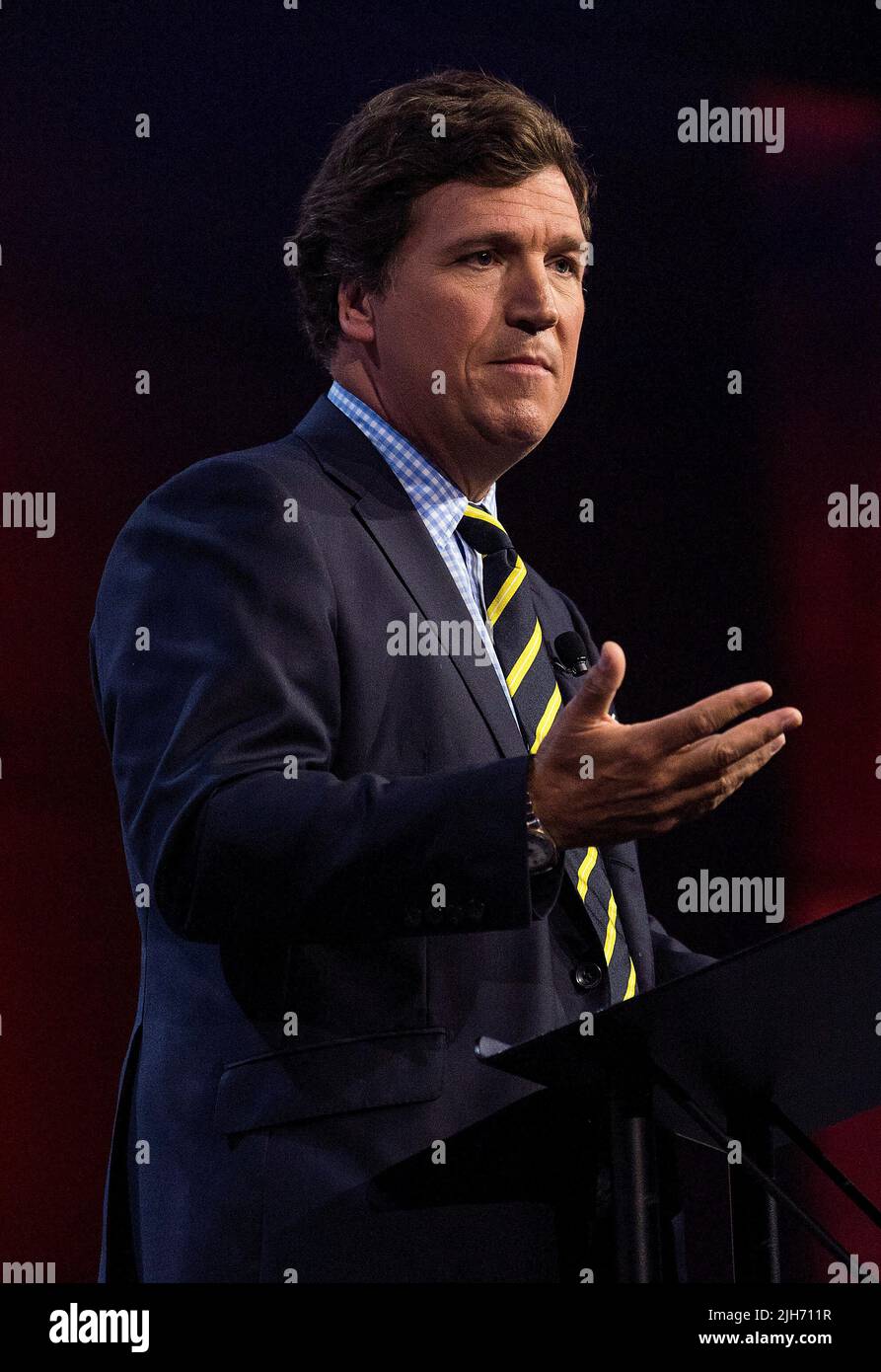 Des Moines, Iowa, USA. 15.. Juli 2022. TUCKER CARLSON von FOX TV spricht beim Family Leadership Summit 2022 im Community Choice Credit Union Convention Center. Der jährliche Gipfel bringt prominente nationale Führungspersönlichkeiten aus verschiedenen Bereichen in den Mittleren Westen, um Christen zu einer christusorientierten kulturellen Transformation zu ermutigen. (Foto: © Brian Cahn/ZUMA Press Wire) Stockfoto Des Moines, Iowa, USA. 15.. Juli 2022. TUCKER CARLSON von FOX TV spricht beim Family Leadership Summit 2022 im Community Choice Credit Union Convention Center. Der jährliche Gipfel bringt prominente nationale Führungspersönlichkeiten aus verschiedenen Bereichen in den Mittleren Westen, um Christen zu einer christusorientierten kulturellen Transformation zu ermutigen. (Foto: © Brian Cahn/ZUMA Press Wire) Stockfoto