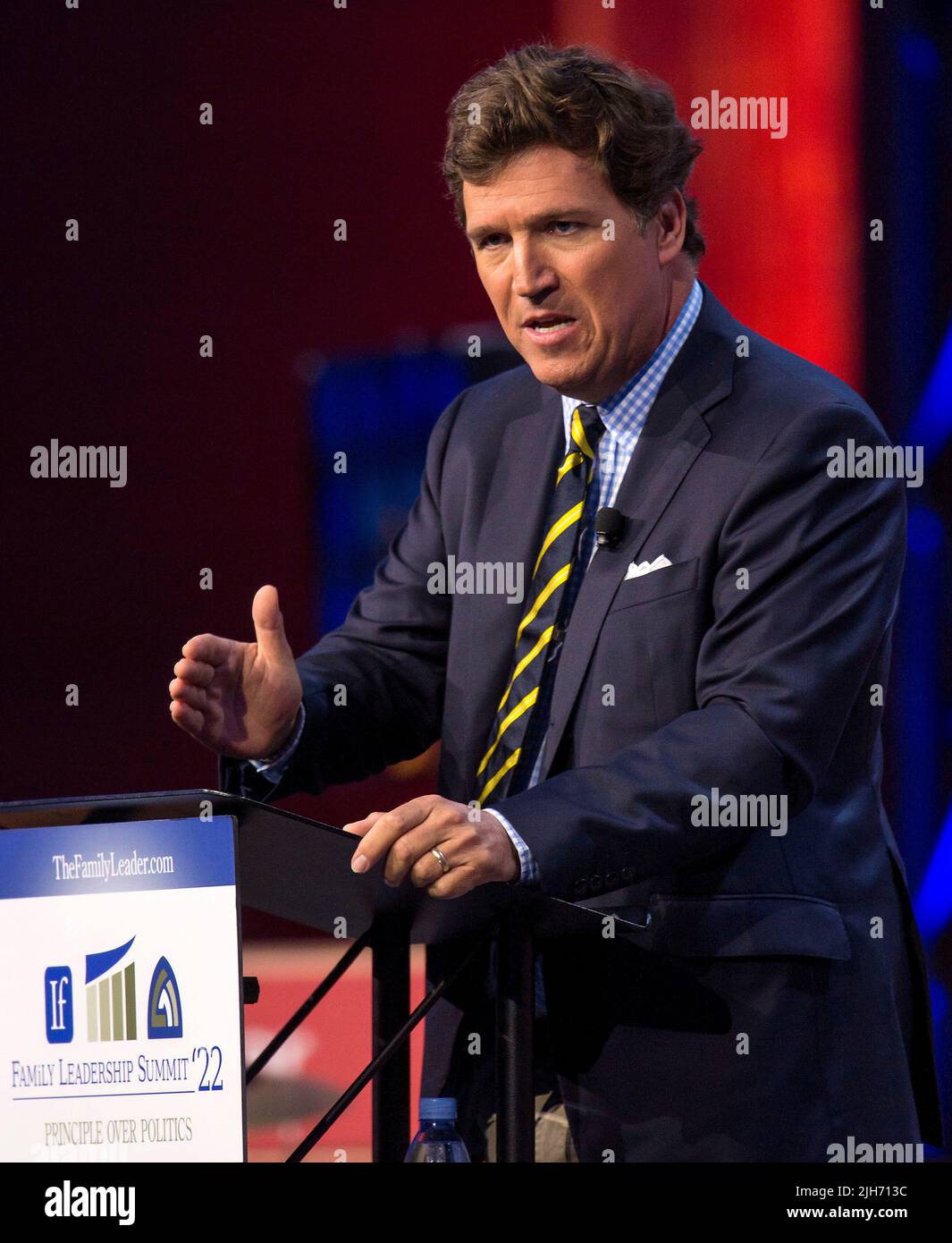 Des Moines, Iowa, USA. 15.. Juli 2022. TUCKER CARLSON von FOX TV spricht beim Family Leadership Summit 2022 im Community Choice Credit Union Convention Center. Der jährliche Gipfel bringt prominente nationale Führungspersönlichkeiten aus verschiedenen Bereichen in den Mittleren Westen, um Christen zu einer christusorientierten kulturellen Transformation zu ermutigen. (Foto: © Brian Cahn/ZUMA Press Wire) Stockfoto Des Moines, Iowa, USA. 15.. Juli 2022. TUCKER CARLSON von FOX TV spricht beim Family Leadership Summit 2022 im Community Choice Credit Union Convention Center. Der jährliche Gipfel bringt prominente nationale Führungspersönlichkeiten aus verschiedenen Bereichen in den Mittleren Westen, um Christen zu einer christusorientierten kulturellen Transformation zu ermutigen. (Foto: © Brian Cahn/ZUMA Press Wire) Stockfoto