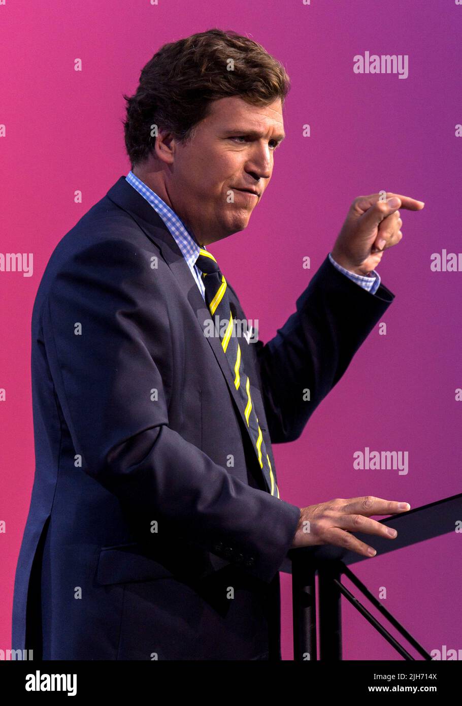 Des Moines, Iowa, USA. 15.. Juli 2022. TUCKER CARLSON von FOX TV spricht beim Family Leadership Summit 2022 im Community Choice Credit Union Convention Center. Der jährliche Gipfel bringt prominente nationale Führungspersönlichkeiten aus verschiedenen Bereichen in den Mittleren Westen, um Christen zu einer christusorientierten kulturellen Transformation zu ermutigen. (Foto: © Brian Cahn/ZUMA Press Wire) Stockfoto Des Moines, Iowa, USA. 15.. Juli 2022. TUCKER CARLSON von FOX TV spricht beim Family Leadership Summit 2022 im Community Choice Credit Union Convention Center. Der jährliche Gipfel bringt prominente nationale Führungspersönlichkeiten aus verschiedenen Bereichen in den Mittleren Westen, um Christen zu einer christusorientierten kulturellen Transformation zu ermutigen. (Foto: © Brian Cahn/ZUMA Press Wire) Stockfoto