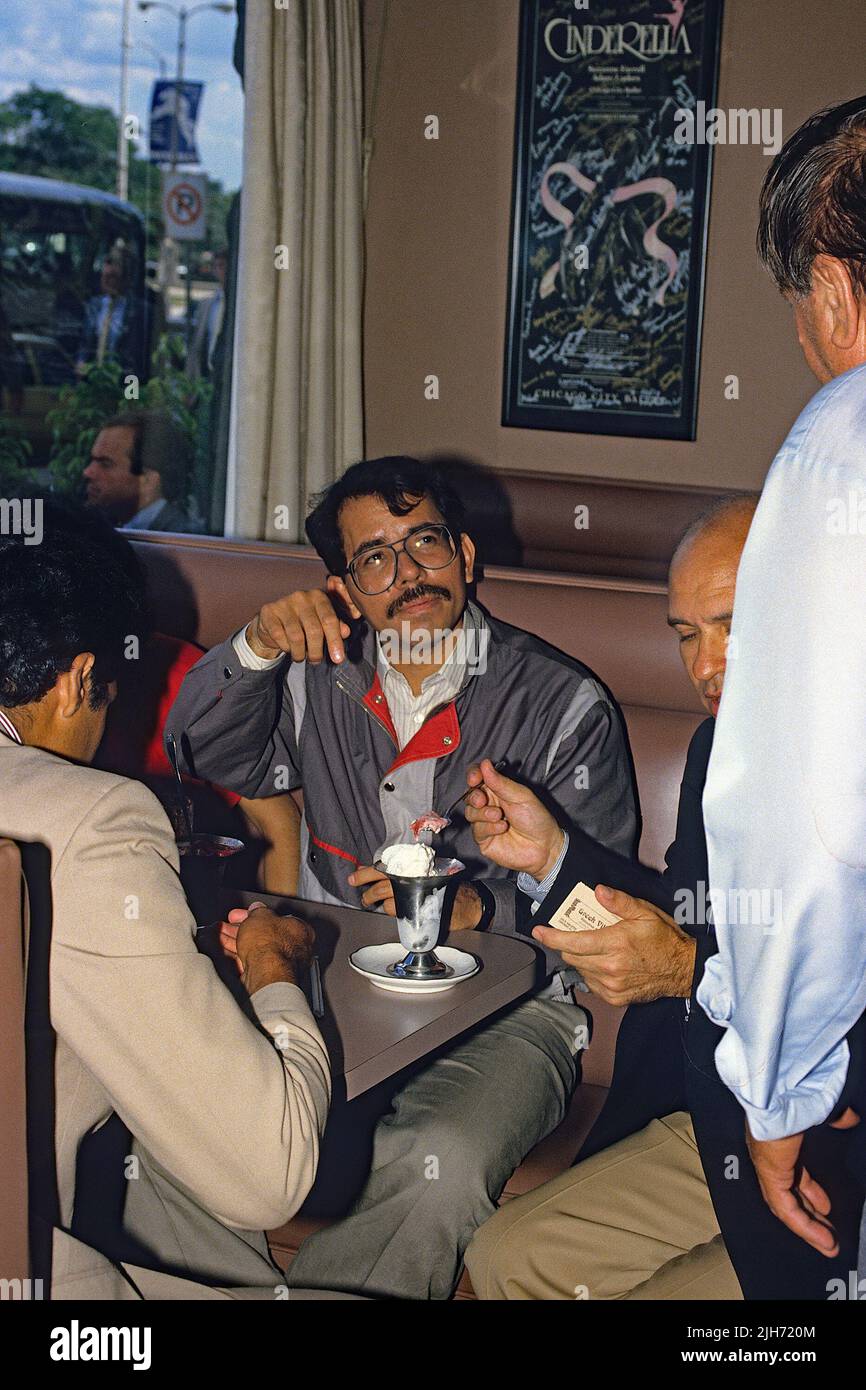 CHICAGO, ILLINOIS - 2. AUGUST 1986 der Präsident von Nicaragua, Daniel Ortega, sitzt mit seiner Familie und genießt einige der berühmten Hotdogs von Chicago, gefolgt von Eisbecher im Diner auf der Michigan Avenue, nachdem er sich mit dem Pfarrer Jesse Jackson in der PUSH-Zentrale treffen konnte. Kredit: Mark Reinstein / MediaPunch Stockfoto