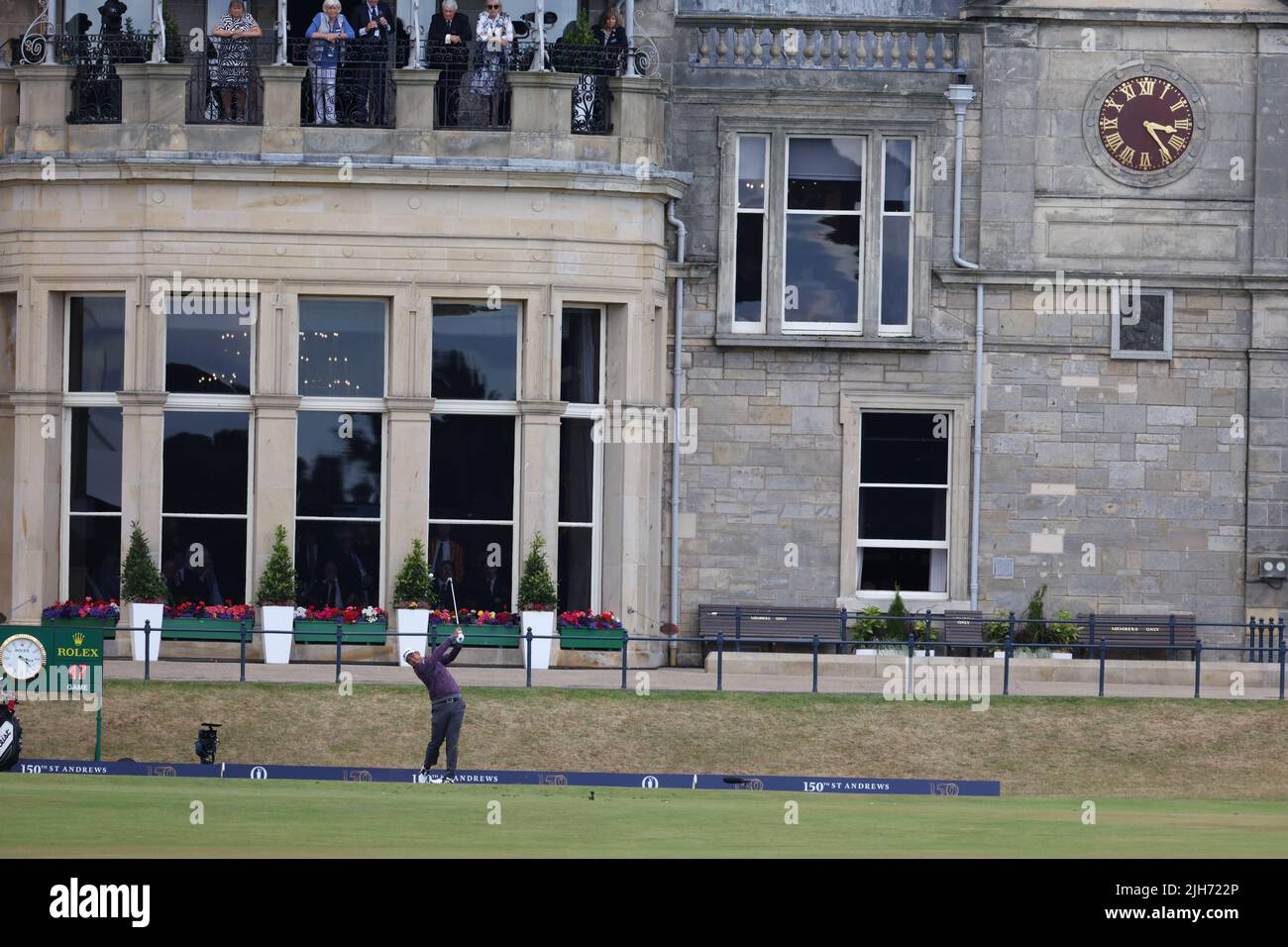 St Andrews, Großbritannien. 15.. Juli 2022. Der japanische Hideki Matsuyama schlägt am 15. Juli 2022 beim zweiten Lauf der British Open Championship 150. auf dem St Andrews Old Course in Fife, Schottland, auf dem 1.-Loch-Platz ab. Kredit: Koji Aoki/AFLO SPORT/Alamy Live Nachrichten Gutschrift: Aflo Co. Ltd./Alamy Live Nachrichten Stockfoto