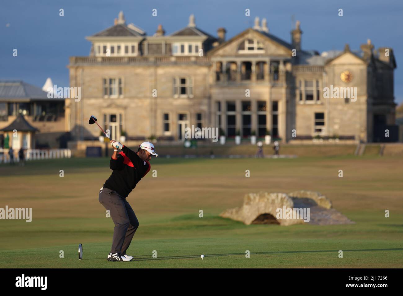 St Andrews, Großbritannien. 15.. Juli 2022. Der japanische Hideki Matsuyama schlägt am 15. Juli 2022 beim zweiten Lauf der British Open Championship 150. auf dem St Andrews Old Course in Fife, Schottland, auf dem 18.-Loch-Platz ab. Kredit: Koji Aoki/AFLO SPORT/Alamy Live Nachrichten Gutschrift: Aflo Co. Ltd./Alamy Live Nachrichten Stockfoto