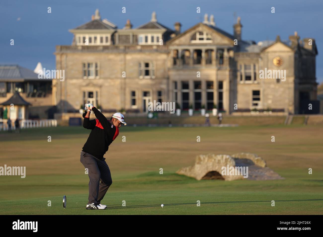 St Andrews, Großbritannien. 15.. Juli 2022. Der japanische Hideki Matsuyama schlägt am 15. Juli 2022 beim zweiten Lauf der British Open Championship 150. auf dem St Andrews Old Course in Fife, Schottland, auf dem 18.-Loch-Platz ab. Kredit: Koji Aoki/AFLO SPORT/Alamy Live Nachrichten Gutschrift: Aflo Co. Ltd./Alamy Live Nachrichten Stockfoto