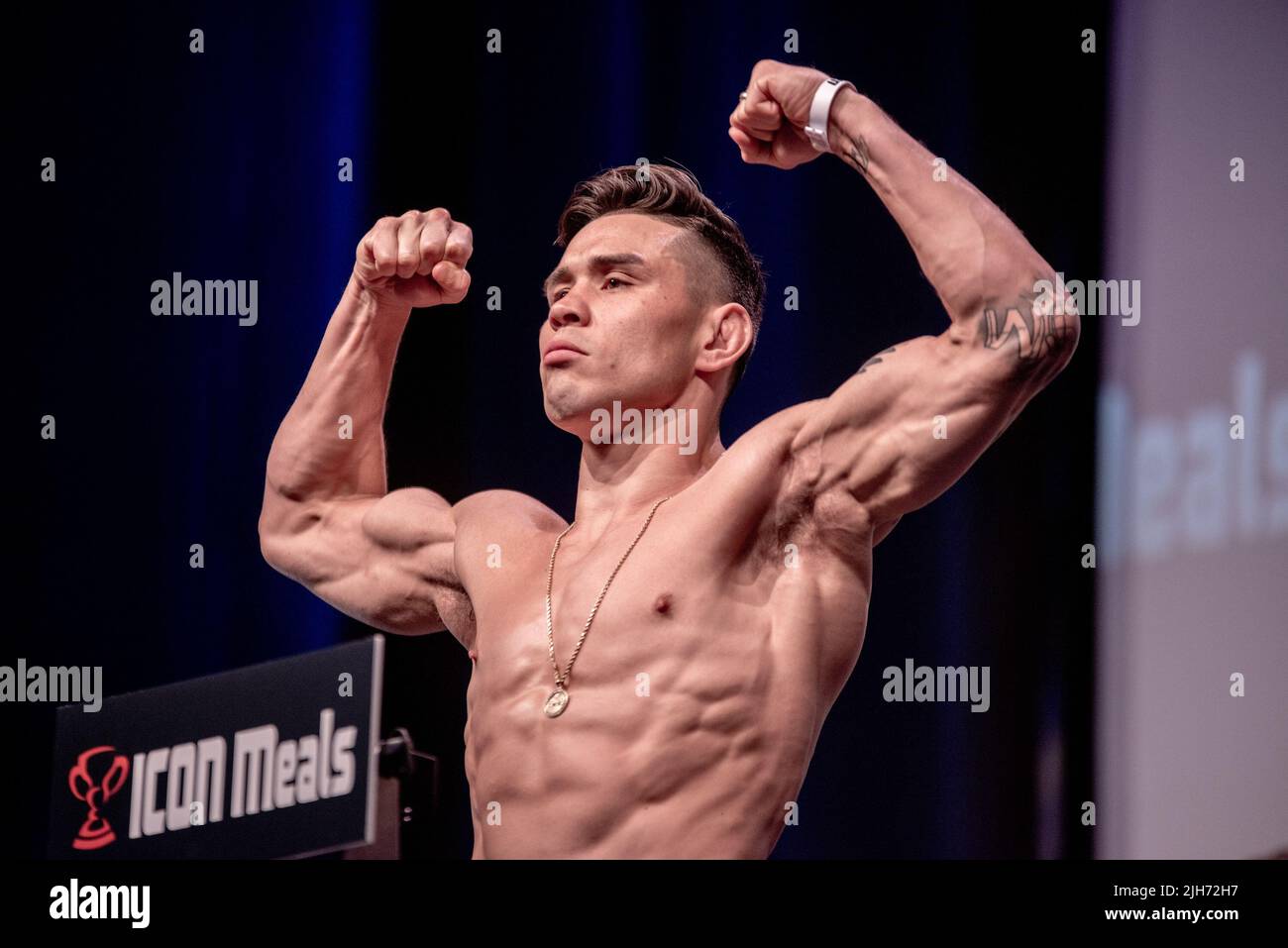 New York, USA. 15.. Juli 2022. LONG ISLAND, NEW YORK, NY - 15. JULI: Ricky Simon steht vor seinem Kampf bei der UFC Fight Night: Ortega vs Rodriguez am 16. Juli 2022 in Long Island, New York, NY, USA, auf der Waage. (Foto von Matt Davies/PxImages) Credit: Px Images/Alamy Live News Stockfoto