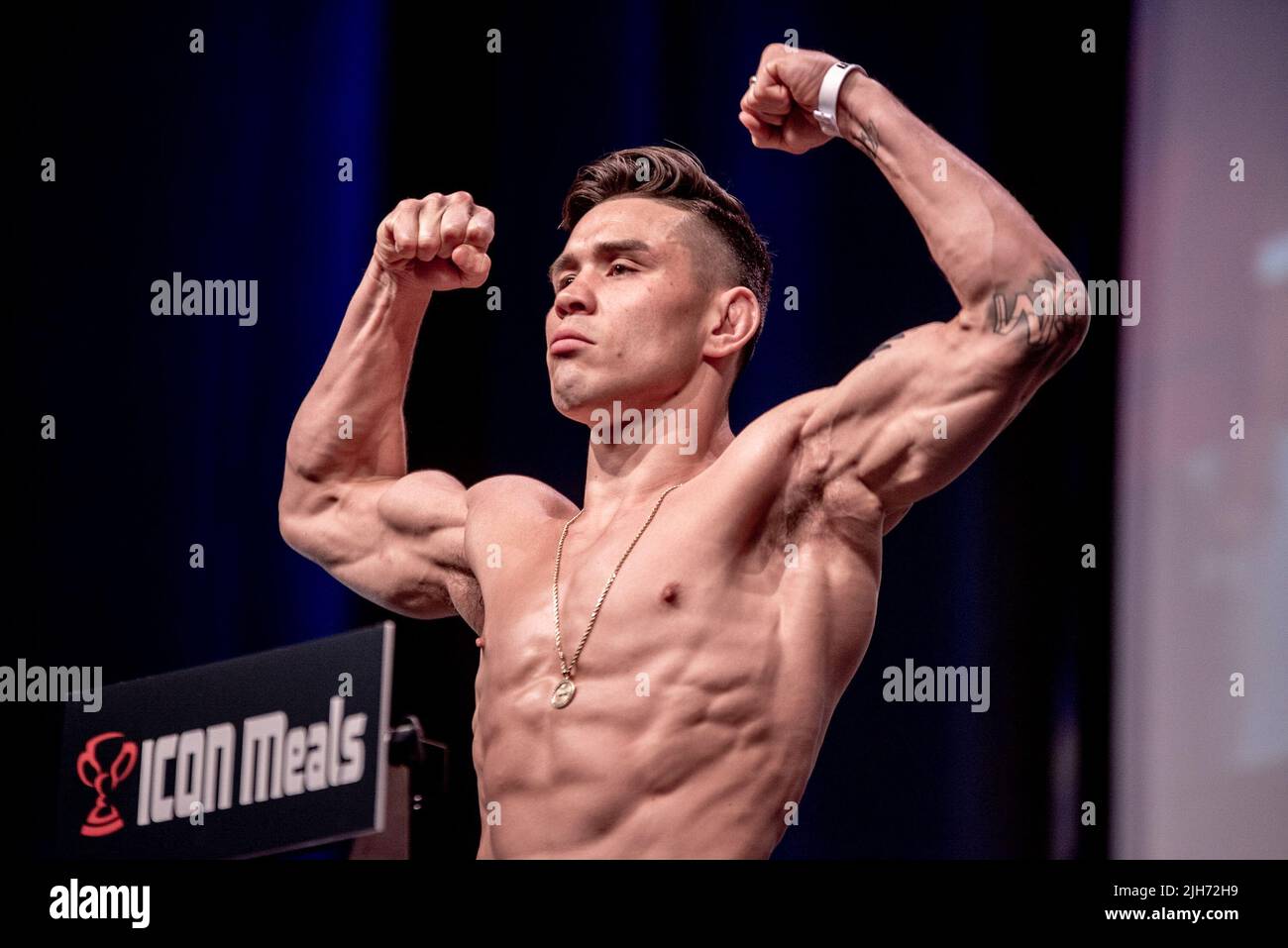 New York, USA. 15.. Juli 2022. LONG ISLAND, NEW YORK, NY - 15. JULI: Ricky Simon steht vor seinem Kampf bei der UFC Fight Night: Ortega vs Rodriguez am 16. Juli 2022 in Long Island, New York, NY, USA, auf der Waage. (Foto von Matt Davies/PxImages) Credit: Px Images/Alamy Live News Stockfoto