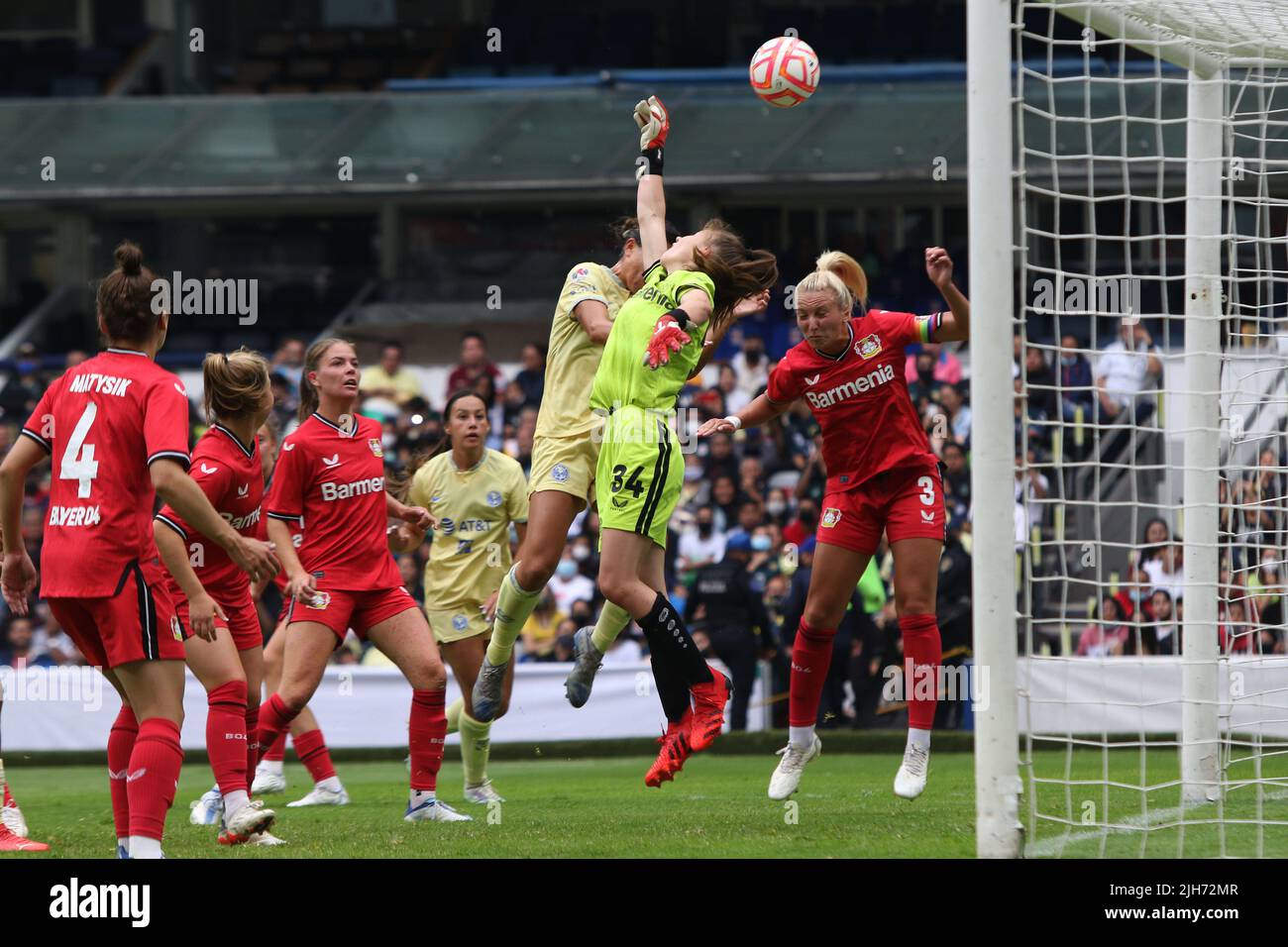 Mexiko-Stadt, Mexiko. 15.. Juli 2022. 15. Juli 2022, Mexiko-Stadt, Mexiko: Anne Moll und Melissa Friedrich vom Bayer Leverkusen im Rahmen der Bayer Leverkusen-Tournee in Mexiko im Azteca-Stadion bei einem Freundschaftsspiel zwischen Club America und Bayer Leverkusen. Am 15. Juli 2022 in Mexiko-Stadt, Mexiko. (Bild: © Ismael Rosas/eyepix via ZUMA Press Wire) Bild: ZUMA Press, Inc./Alamy Live News Stockfoto