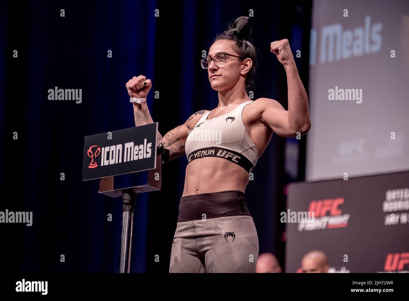 New York, USA. 15.. Juli 2022. LONG ISLAND, NEW YORK, NY - 15. JULI: Emily Ducote steht vor ihrem Kampf bei der UFC Fight Night: Ortega vs Rodriguez am 16. Juli 2022 in Long Island, New York, NY, USA, auf der Waage. (Foto von Matt Davies/PxImages) Credit: Px Images/Alamy Live News Stockfoto